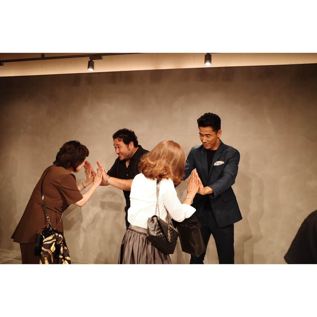 小林直己さんのインスタグラム写真 - (小林直己Instagram)「Session 1 イベント 第３回が開催されました。 Thank you for coming the event ‘Session 1’. 俳優の勝矢さん @ajakatsuya をゲストにお招きし、「アースクエイク・バード」、「海風」や、勝矢さん出演の「GIRI / HAJI」などの最新作、また、俳優の話をしました。 皆さんからの質問も沢山答えることができ、素敵な時間になりました。  次回も開催しますので、ぜひ遊びに来てください。  Glooming @ryohairmake ‘Session 1’ powered by EXILE TRIBE FAMILY & EXILE / EXILE TRIBE Mobile is a series of events where I can have direct and close communication with my fans.  Thanks to today's guest Katsuya and his great humour, the venue was filled with warmth and laughter! See you soon in the next one!  #EXILE #三代目JSOULBROTHERS #三代目JSOULBROTHERSfromEXILETRIBE #三代目JSB #三代目 #3jsb #ldh #小林直己 #NaokiKobayashi  #Earthquakebird #アースクエイクバード #海風 #Umikaze #勝矢 #Girihaji #bbc #netflix #session1 #exfamily #exiletribefamily #ldhtv #集合写真はモバイルに載せました #勝矢さんとラジオやりたいな #ハイタッチは元気もらうな〜」10月3日 22時22分 - naokikobayashi_works