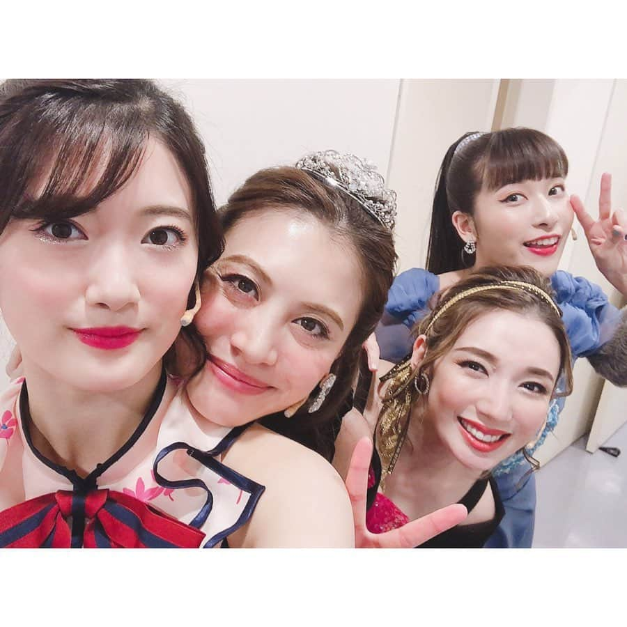 沙央くらまさんのインスタグラム写真 - (沙央くらまInstagram)「やっと撮れたー❤️ この4人なかなか撮れなかった❤️ 舞台も楽屋も楽しく明るくて幸せでしかない！ ありがとうございます！  そして出待ちにファンクラブの皆様と話せる幸せを日々噛み締めます♪  今日は初の二回、頑張れました❤️ 皆さまありがとう😊  #ラブズレイバーズロスト  #沙央くらま #中別府葵 ちゃん #乃木坂46  #樋口ひな ちゃん #伊波杏樹 ちゃん #恋の骨折り損  #lovelabourslost」10月3日 22時22分 - kurama_sao