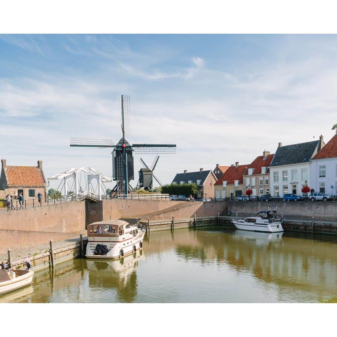Eelco Roosのインスタグラム：「The city of Heusden. Straight from a 15th century painting.  Heusden is village in Noord-Brabant - because of it’s strategic location on the Maas, it has been destructed and rebuilt numerous times throughout history. The first mention of this city goes back to year 722!  @ontmoetheusden #ontmoetheusden @visitbrabant #visitbrabant」