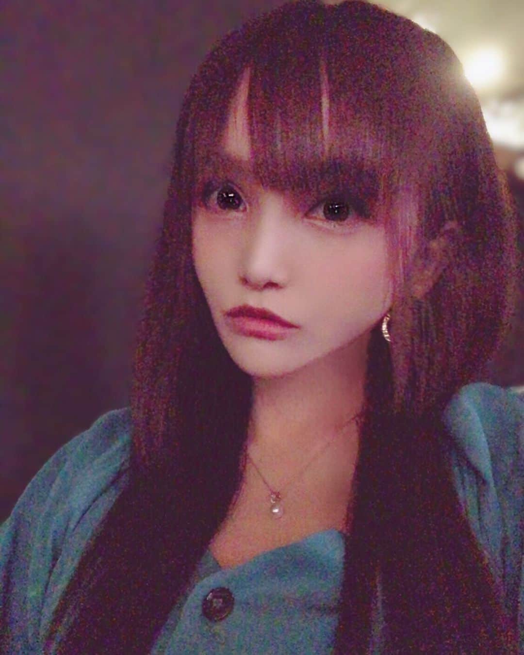 のインスタグラム：「こんばんみ🐰💓今日もなんか暑い😟中途半端すぎて夏服すぎるとおかしいし秋服だと暑くて着れないし最近服が困る🙄真顔あいりん🐰💓 #グラドル自画撮り部#夏#秋#中途半端#季節#季節の変わり目#sexy#cute#cute#エロカワ#お姉さん#真顔#ナチュラル#japanesegirl#instadaily#instalike#igers #selfie#instagood#pleaselike#followme」