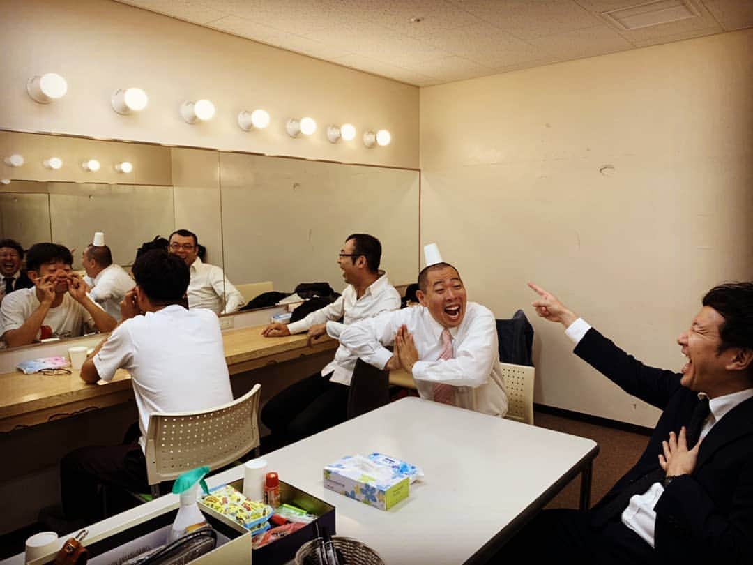 のインスタグラム：「今日は、なんばグランド花月で『漫才ナイト～東京芸人じっくり観れまSP～』に出させてもらいました♪楽屋がジョイマンと一緒でした(*^^*) ジョイマンは二人ともゲラなので、何でも笑ってくれるのです♪  #ngk #なんばグランド花月 #漫才ナイト #難波 #大阪 #楽屋 #レギュラー #あるある探検隊 #ジョイマン #なななな #笑い #笑顔」