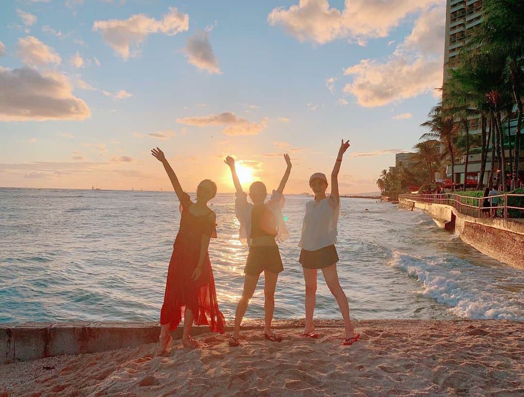 昆夏美のインスタグラム：「. もはや懐かしいハワイ女子旅🌴 ずっと仲良くしてくれてる2人。 ありがとう♡ . もうすでに見たことがあるであろう 写真ばっかですんません🤣 . #木南清香 #生田絵梨花」