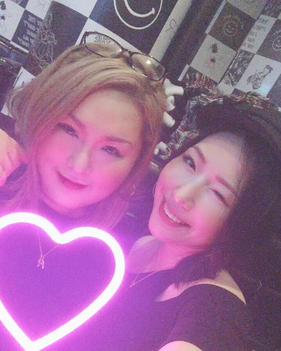 佐山愛のインスタグラム：「❤︎ ・ みんなのねーちゃん、ねおんこが パンプアップして帰ってきたぁぁぁ🤣 ・ これからちょこちょこ登場すると思うので みんなもフォローしたげてん♪♪ ・ @neon_oversize ←🙏❤️ ・ ・ #みんなのねーちゃん #みんなの相談役 #マツコさんよりデラックス #今日も元気に太ってる #NEONこ #ねおんこ #ネオンコ #伝説のパートタイマー」