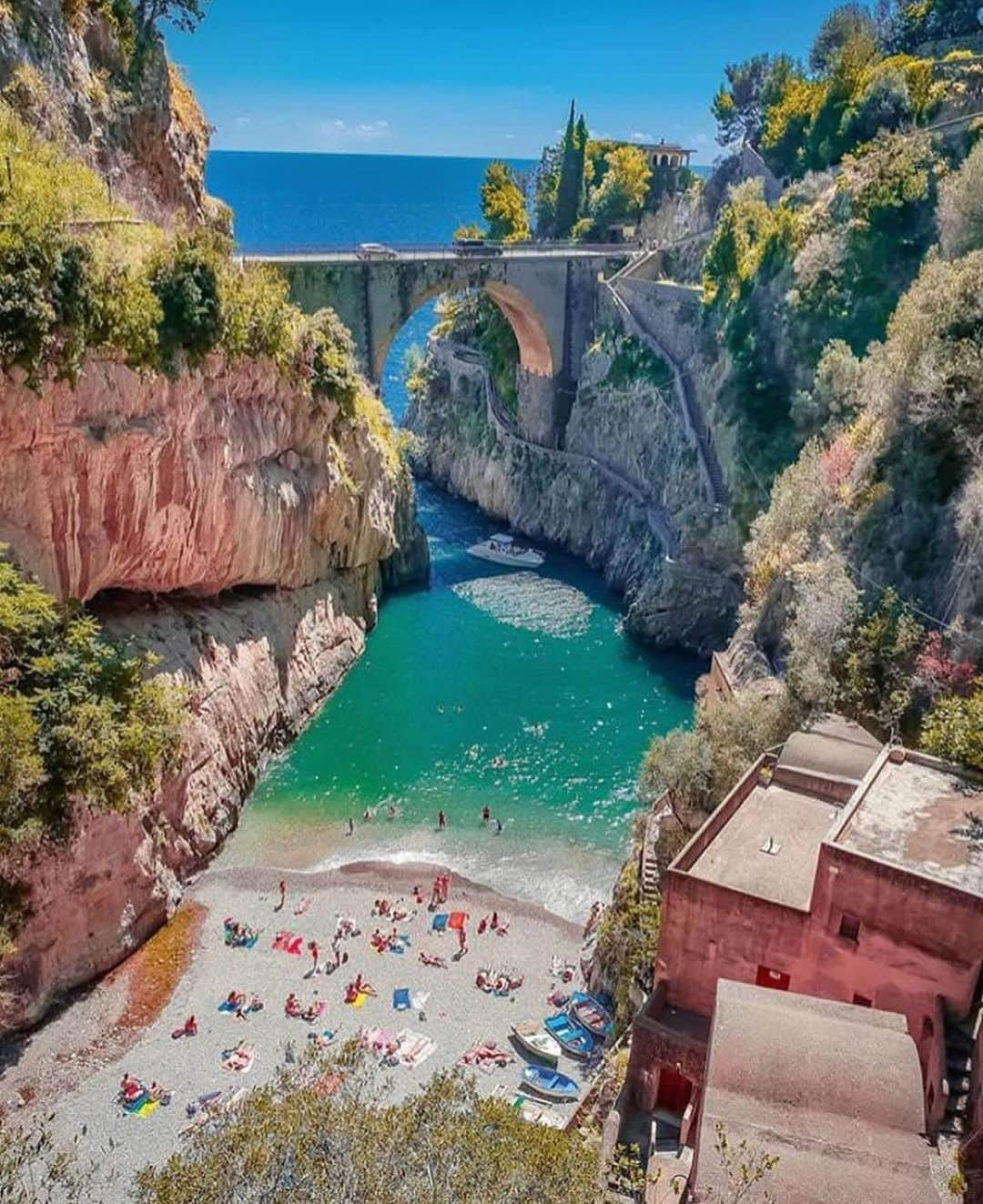 Earth Picsさんのインスタグラム写真 - (Earth PicsInstagram)「Summer time in Fiordo di Furore, Italy  photo by @gennaro_rispoli」10月3日 22時40分 - earthpix