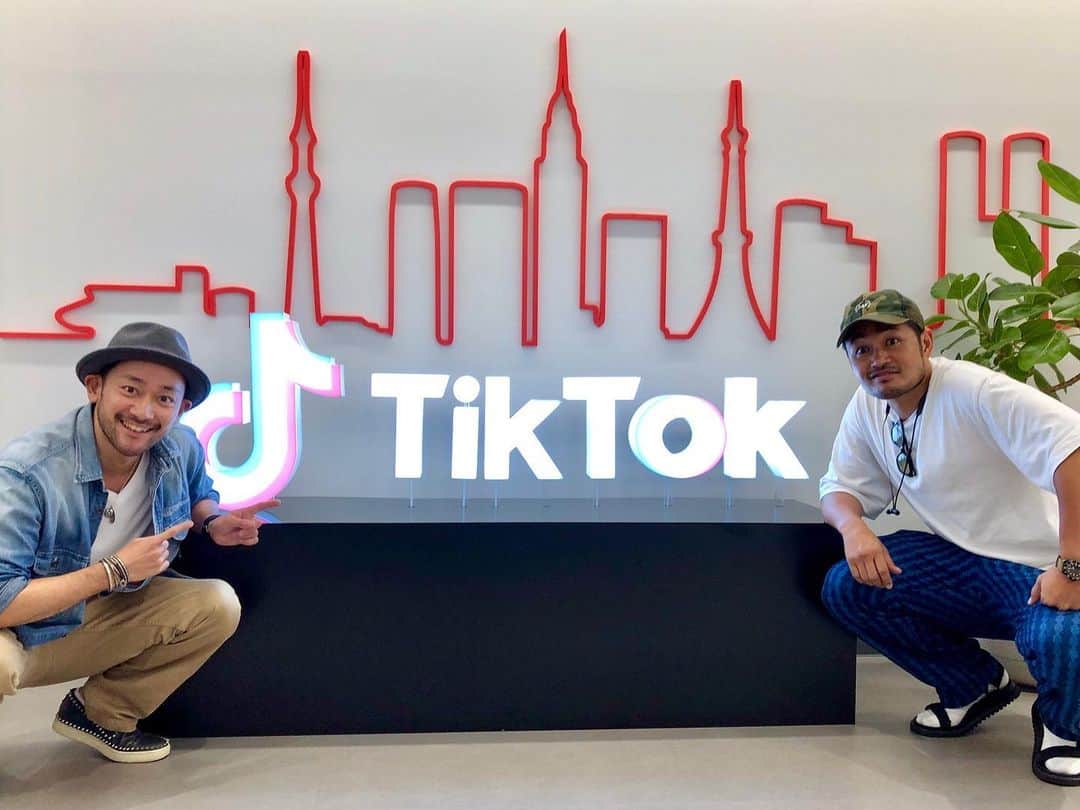 山根和馬さんのインスタグラム写真 - (山根和馬Instagram)「TikTokにご挨拶！！ 「純悪」を始動させてから5ヶ月でまさかTikTokのオフィスに来てるなんて俺も誰も予想していなかっただろう笑 初めて顔を合わせて頂いた @tiktok_japan の方達はとても柔軟な発想を持ち、ひとりひとりが活きいきとクリエイティブな仕事を楽しんでいる印象を持ちました。要するに、すげぇ〜良い！！と思いました。偉そうにすいません、でも純粋にそう思いました。 純粋…いや、純悪の挑戦 #challenge はまだまだこれから、宜しく！！👊🏻💥 #Thanks @melody27october #純悪 #阿部亮平 #山根和馬」10月3日 22時52分 - kazuma_yamane_sp