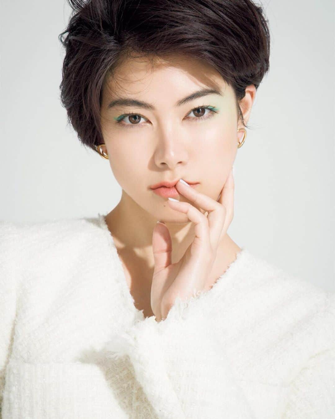 美舟さんのインスタグラム写真 - (美舟Instagram)「VOCE magazin❤︎ photographer @yasuhisa_kikuchi  styling @kumicomics  hair @takayukishibata  makeup @mifune2014  #森星 #hair #makeup #mywork」10月3日 22時55分 - mifune2014