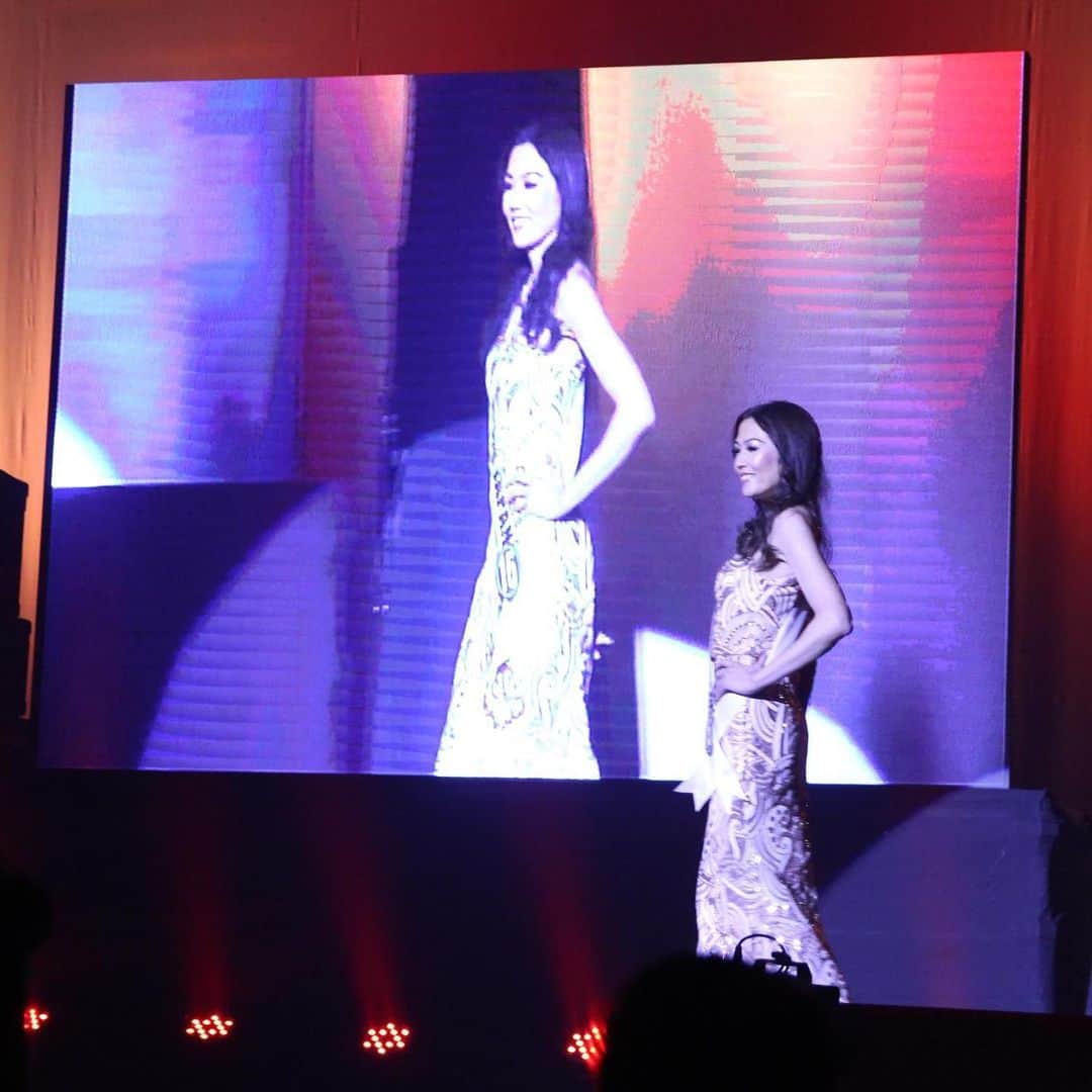 浅井香葉子さんのインスタグラム写真 - (浅井香葉子Instagram)「『Mrs Grand Universe 2019 世界大会』﻿ ファイナルステージいよいよスタートです❣️﻿ ﻿ フィリピン到着の初日に﻿ いきなり英語で動画撮影した映像が﻿ なんとここで使われていました！﻿ ﻿ 英語での自己紹介映像の後﻿ 全員で登場して﻿ オープニングナンバーを踊ります✨﻿ ﻿ キャーーー(*≧∀≦*)﻿ という声援が客席から飛び交う中﻿ ﻿ テンション上がって﻿ 振付けが頭から飛び﻿ あんだけ練習したのに結果グダグダ(笑)﻿ (動画の1番右端で踊ってるのが私) ﻿ けど、めちゃ楽しくて楽しくて﻿ 緊張はあまり無くて﻿ 会場全部を見渡す余裕がありました✨✨✨﻿ ﻿ ソロのウォーキングも﻿ 皆んな自分という個性を感じられ﻿ 自信と輝きが伝わってきます✨﻿ ﻿ その輝きを見ているのが嬉しくて♪﻿ (人の輝く姿を見るのが私の喜び、笑)﻿ ﻿ 私も自分という存在を輝かせ﻿ ランウェイウォーキングを﻿ 楽しみました👠✨﻿ ﻿. ゴールドの輝くドレスは @irie_dress ﻿ ﻿ #msgranduniverse ﻿ #mrsgranduniverse ﻿ #mrsclassicgrandunivers﻿ #ミセスグランドユニバース﻿ #ミセスコンテスト ﻿ #ミセスコンテスト日本代表 ﻿ #ミセスコンテスト世界大会 ﻿ #ミセスコンテスト対策 ﻿ #コンテストウォーキング﻿ #ミスコン ﻿ #ミスコン対策 ﻿ #社会貢献﻿ #ミセスグランドユニバース日本代表2019 ﻿ #浅井香葉子﻿ #ウォーキング講師浅井香葉子﻿ #ウォーキング講師 ﻿ #世界貢献﻿」10月3日 22時56分 - asaikayoko