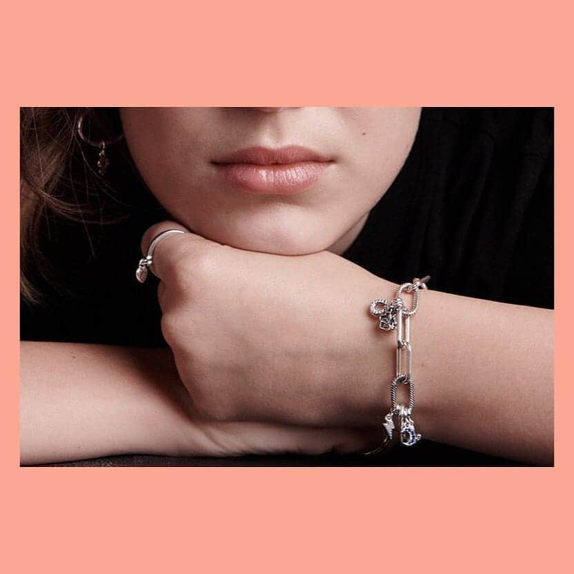 ミリー・ボビー・ブラウンさんのインスタグラム写真 - (ミリー・ボビー・ブラウンInstagram)「#PandoraMe launches globally today and now you can customize your @theofficialpandora look based on what you love and what makes you, you!  2 of my favorite charms that have special meaning to me:  The MOON charm (because the first blue moon in 2004 was on Feb 19 which is the day I was born!) and the GIRL SIGN charm (because we are strong, powerful and beautiful human beings). Can’t wait to see how you customize yours!! #PandoraXMillieBobbyBrown  #PandoraPartner」10月3日 23時06分 - milliebobbybrown