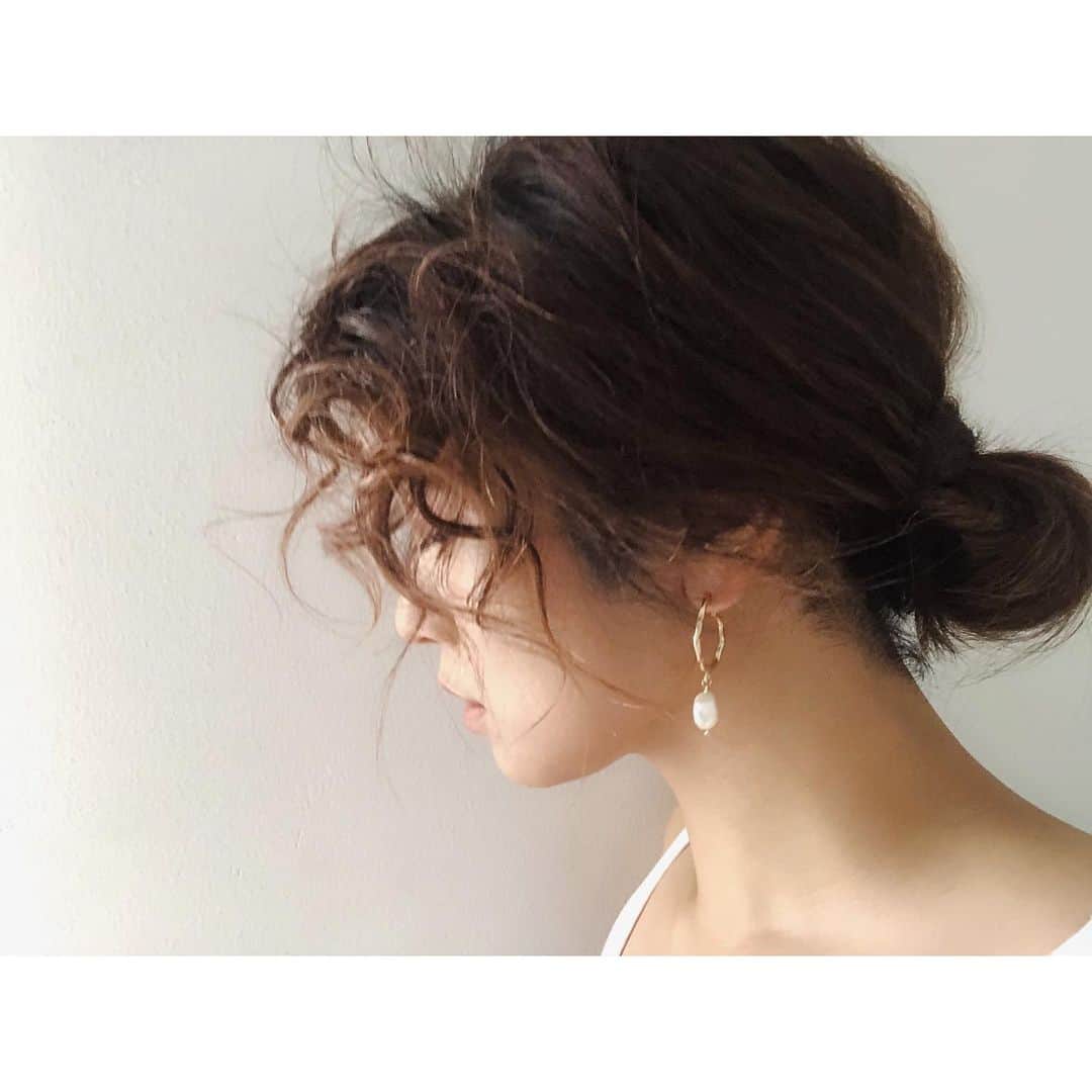 金城優華のインスタグラム：「ゆるさの中にパールの緊張。﻿ ﻿ 歪な形のバロックパールを使って作ってみた。 ﻿ 完璧じゃない不安定な感じ 1つ1つに個性があって 私の中では完璧。﻿ ﻿ ﻿ ﻿ バロックパールのラウンドピアス﻿ 『ありのまま』﻿ ﻿ ﻿ #金城優華﻿ #ハンドメイド﻿ #アクセサリー﻿ #Canne﻿ ﻿ ﻿」