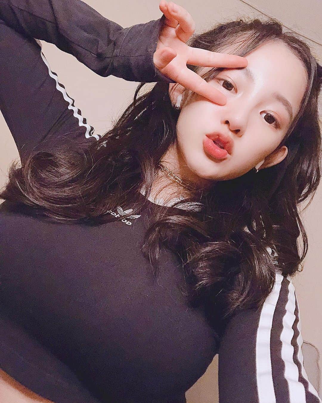 着衣　巨乳　童顔 天木じゅんさんのインスタグラム写真 - (天木じゅんInstagram)「paidas🖤🖤🖤😆 . . #junamaki #天木純 #着衣巨乳  #1mmでもいいなと思ったらいいね #二次元ボディ #童顔巨乳 #ロリ巨乳 #adidas」10月3日 23時32分 - jun.amaki