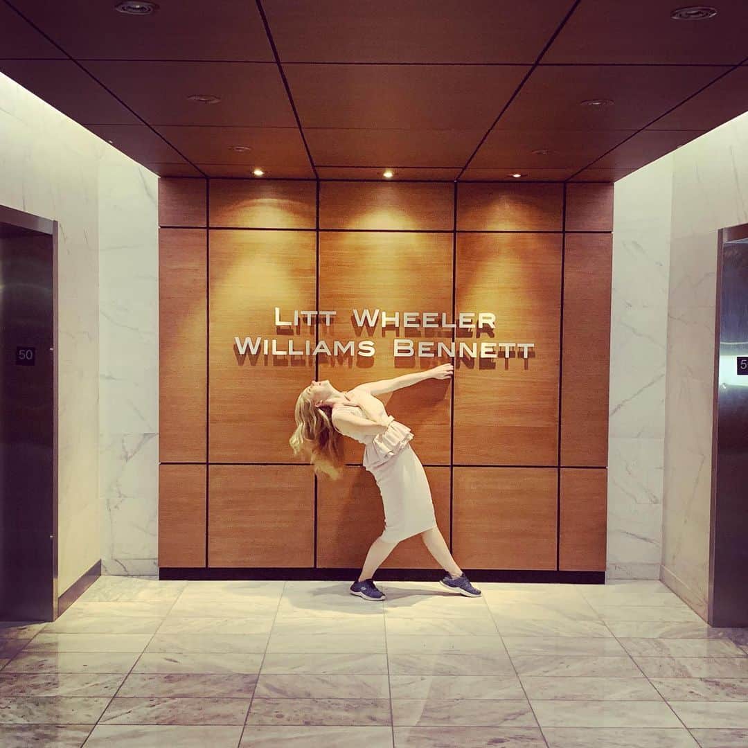 アマンダ・シュルのインスタグラム：「#TBT. I admit to being a little dramatic when I caught my first glimpse of the new wall. @suits_usa #Suits #KB #LWWB」