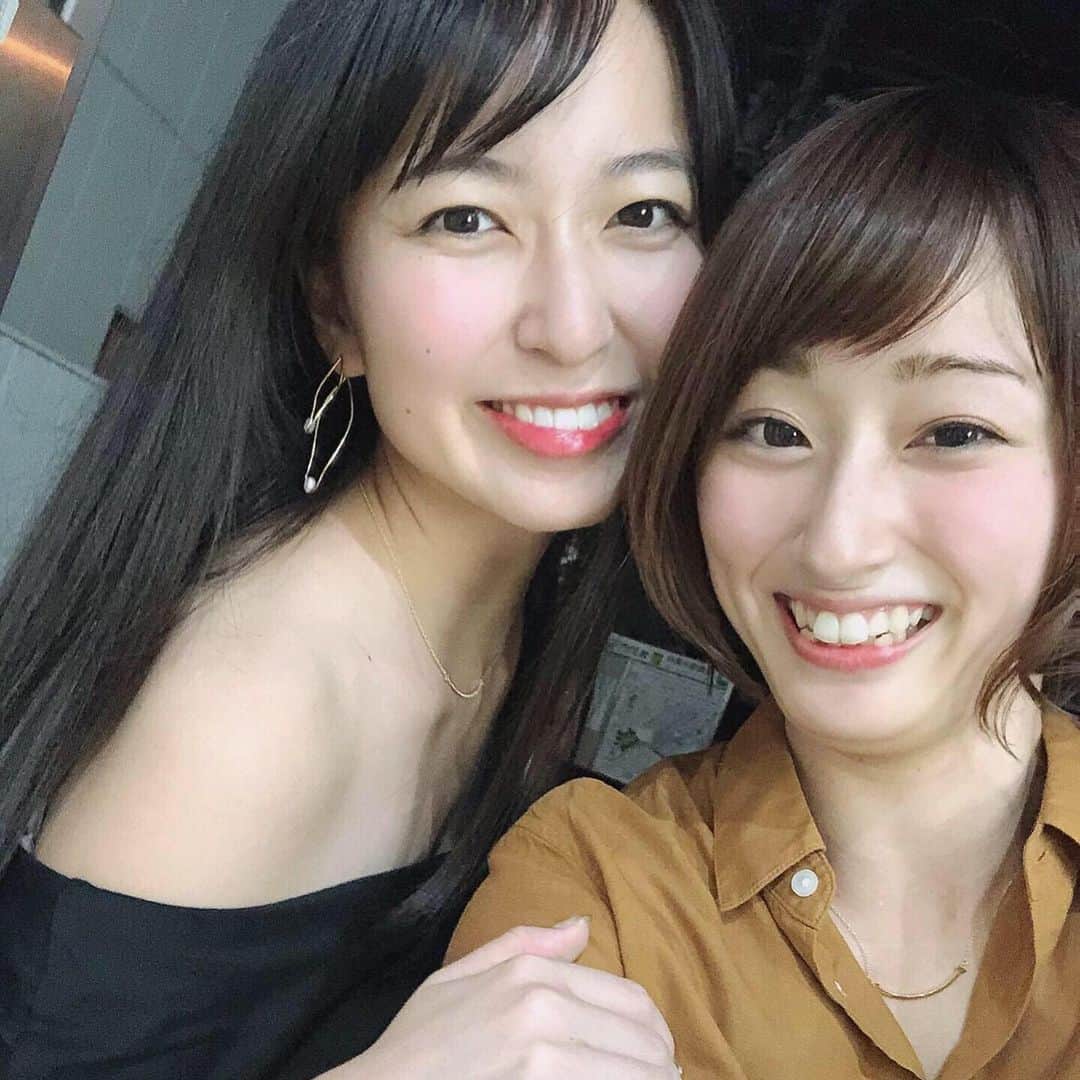 岩間恵のインスタグラム：「幼馴染みと美味しいもの食べて、 ワイン飲んで、良い感じです🍷 いつも酔った私の面倒見てくれる親友です。😂」