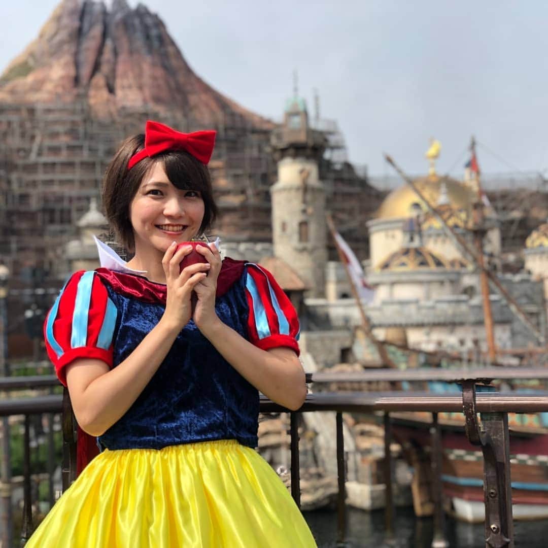 米倉れいなのインスタグラム：「, 杏南ちゃんが撮ってくれた ソロバージョンも載せる📸🍎✨ #Dハロ #Dハロ仮装 #TDS #ディズニーシー #白雪姫」