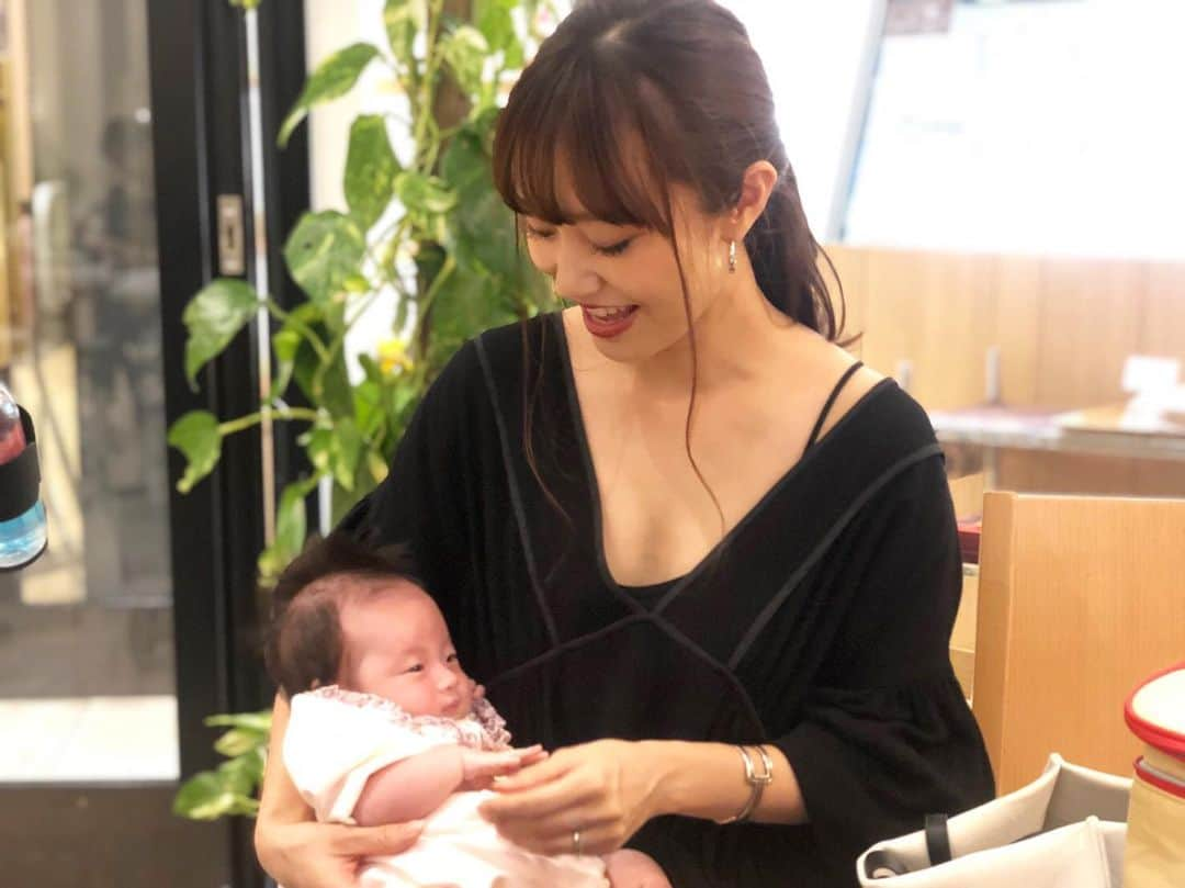 菊井彰子さんのインスタグラム写真 - (菊井彰子Instagram)「👶❤️👩 #ベビしょこりん #おやばか部  #親バカ  #女の子ベビー  #女の子のママ #女の子ママ  #赤ちゃんのいる暮らし #赤ちゃんのいる生活 #ままのて #おうちじかん #赤ちゃんとママ #ベビー #親バカ部 　#成長記録　#育児記録　#娘 #コドモノ  #子供の日常をもっと写真に #ベビメモリ  #ベビスタグラム #ママカメラ  #新米ママ  #ママスタ  #ママスタイル  #女の子のママ #ママライフ  #ママさんと繋がりたい  #ママリ #ママライフ #ママ #ママタス #mamagirl」10月4日 0時02分 - yanakiku_kiku