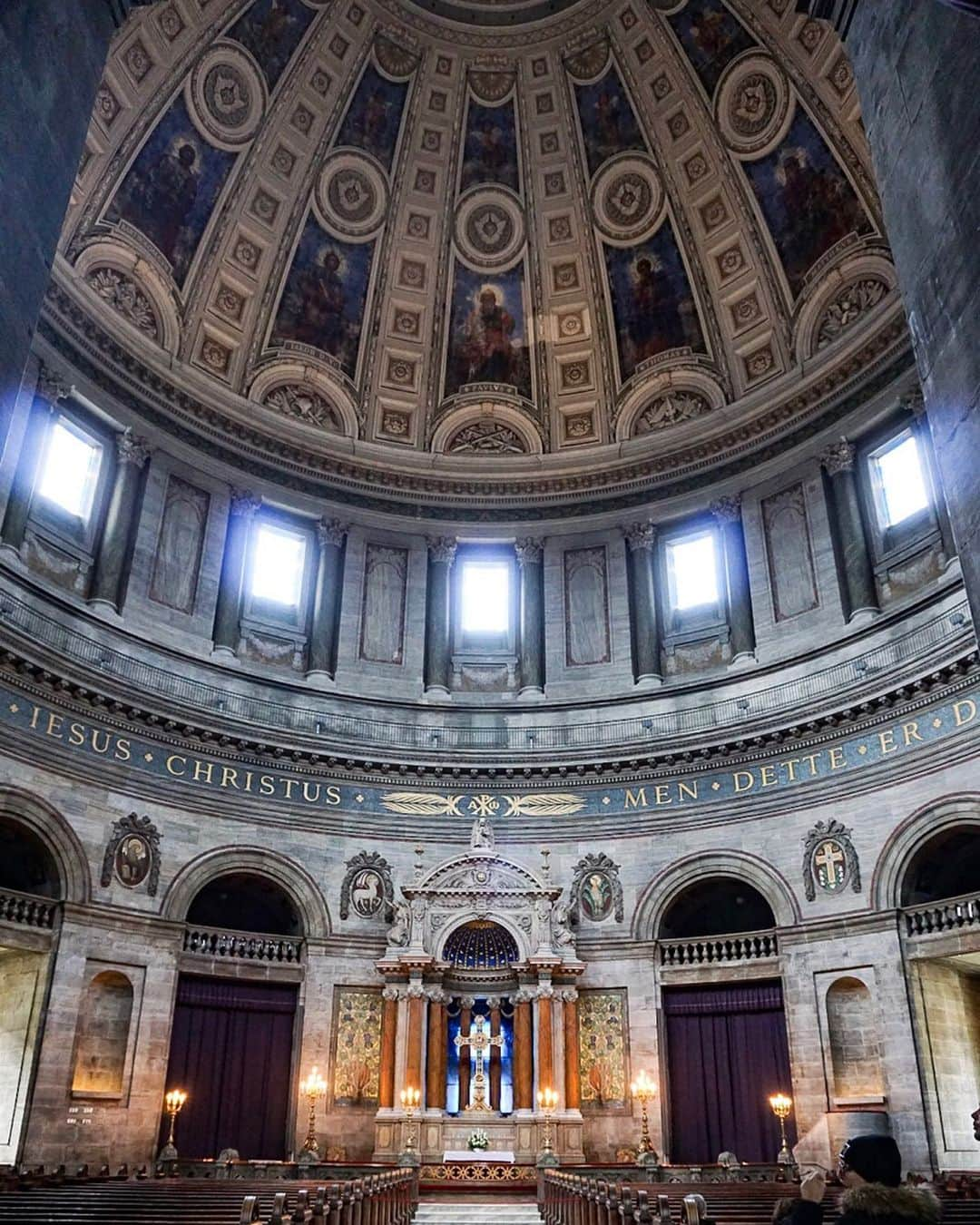 東美樹さんのインスタグラム写真 - (東美樹Instagram)「. marble church. It was very authentic.⛪♥️🖤 地元ではマーブルチャーチと呼ばれている大理石で出来た教会『フレデリクス教会』。 内装もとても優雅で品がありとても癒されました。 歩き疲れた脚を休めるスポットとしてもおススメ。 #Mikichangin🇩🇰 #旅忘備録 . . . #Denmark #Copenhagen #travelgram #sonya5100  #デンマーク #コペンハーゲン #女子旅 #ヨーロッパ旅行」10月4日 0時14分 - mikko.36___