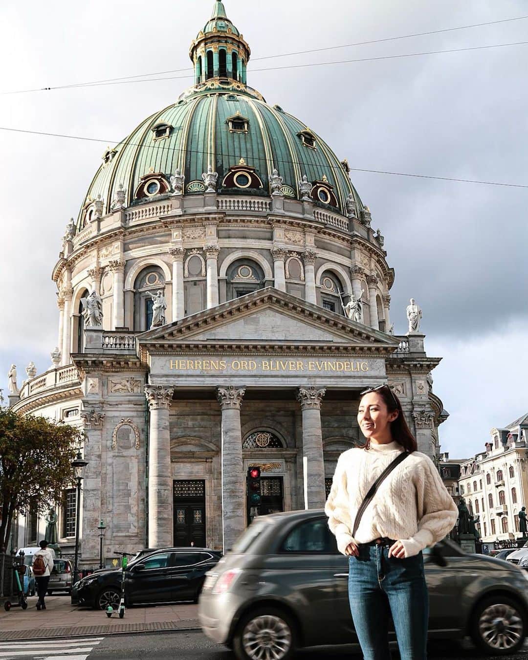 のインスタグラム：「. marble church. It was very authentic.⛪♥️🖤 地元ではマーブルチャーチと呼ばれている大理石で出来た教会『フレデリクス教会』。 内装もとても優雅で品がありとても癒されました。 歩き疲れた脚を休めるスポットとしてもおススメ。 #Mikichangin🇩🇰 #旅忘備録 . . . #Denmark #Copenhagen #travelgram #sonya5100  #デンマーク #コペンハーゲン #女子旅 #ヨーロッパ旅行」