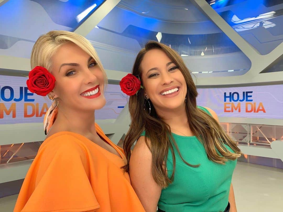 Ana Hickmannさんのインスタグラム写真 - (Ana HickmannInstagram)「Alegria da Primavera 🌹🌹🌹 né @renataalves_oficial !!! A gente ama o calor❤️❤️❤️. @hojeemdia @danirosachic @veilingholambra @thamara 🌹❤️❤️❤️」10月4日 0時19分 - ahickmann