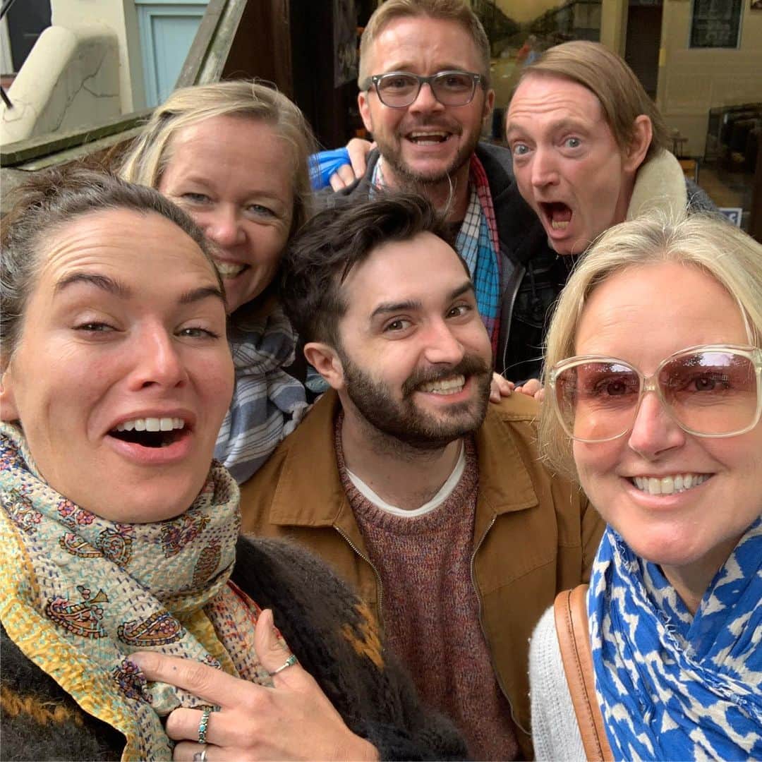 レナ・ヘディのインスタグラム：「Just out of the The Farewell  with these gorgeous nerds. @awkwafina 🥰😍👏👏👏👏」