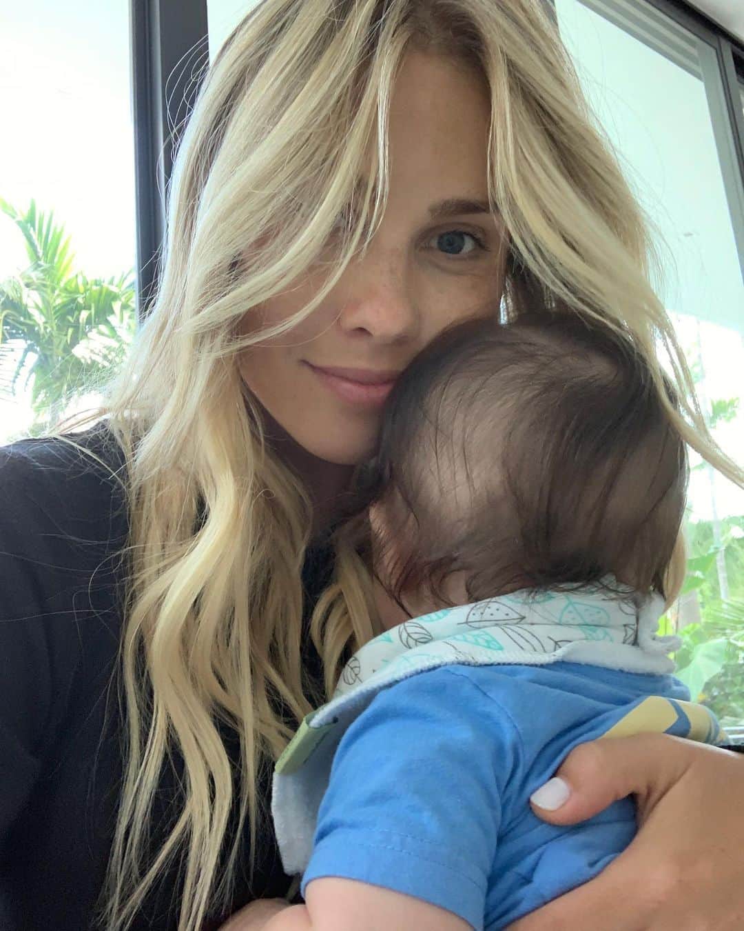 クレア・ホルトのインスタグラム：「As I looked on at my adorable little boy this weekend, dressed in his baby blazer and grinning ear to ear, I realized how much my heart and mind have shifted. After he was born, I questioned whether I was cut out to be a mother. I was riddled with anxiety. I had wanted this baby so desperately and yet he brought me to my knees. Every time I put him down to sleep, I was terrified he would suffocate. I lived in fear that I would drop him or fall down the stairs with him in my arms. I worried daily that I would starve him or not give him what he needed to grow. Sometimes I would sit in my car in the driveway and bawl at the thought of going back inside. I felt sick to my stomach as the sun set, knowing that I needed to wake up every few hours and attempt to feed him (another thing I was failing at). On top of all this, I felt immense guilt. I had plenty of support. My wonderful husband, family, and friends were always there to lighten the load. Yet, I felt crippled by an overwhelming sense of failure. I had no idea how to face the next day, week or month. I’m sharing all of this to say that if you don’t feel that earth-shattering connection right away, you are not alone. Many of us feel ashamed to open up if we don’t instantly feel the perfect bonds of motherhood at the moment of birth, but it’s so important to be honest if you are struggling. I want to thank all the incredible women who were vulnerable and open - like @ellielemons, who inspired me to share this with her own candid post. I look at my son now and am in absolute awe of him. He is my greatest joy. With lots of support and weekly therapy, I was able to address my feelings of anxiety and inadequacy. They resurface every now and then, but I’m quick to acknowledge them for what they are: fleeting thoughts. I can now honestly say that being James’ mother is the most beautiful thing to ever happen to me.... but I didn’t feel that way immediately. If you’re sad, overwhelmed, hopeless or afraid, I promise it gets better. Be open. Ask for help when you need it. And remember that you’re doing an amazing job. Keep trying ❤️」