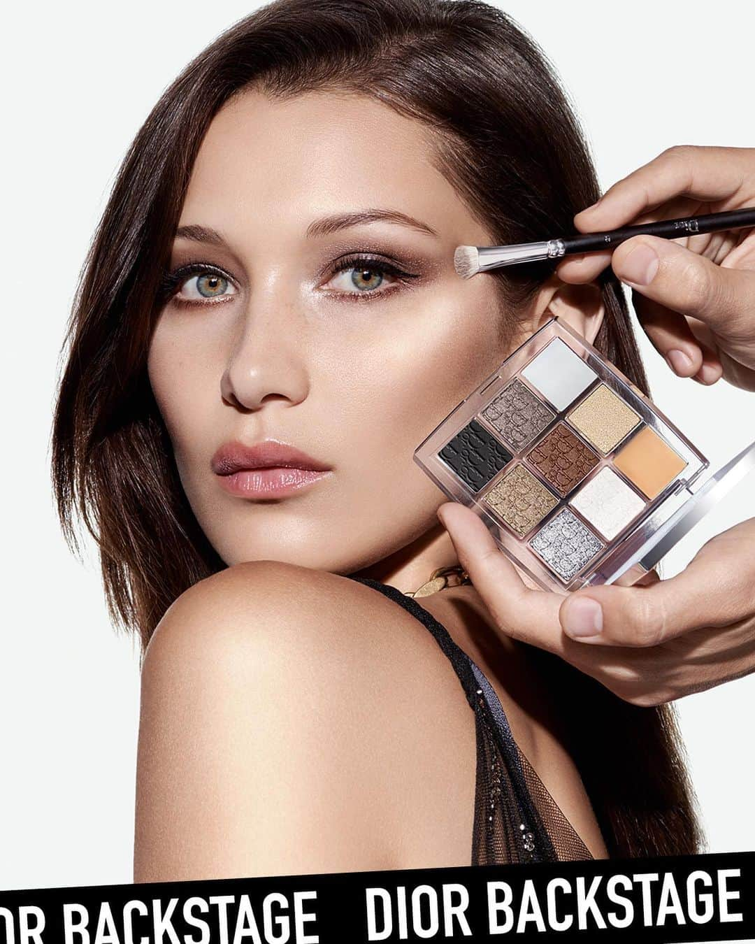 クリスチャンディオールさんのインスタグラム写真 - (クリスチャンディオールInstagram)「Beauty @bellahadid wears the new Dior Backstage Custom Eye Palette 🎨 Nine colors and effects for a multitude of possibilities: a primer, 4 scintillating shades - cool silver and taupe with warm bronze and chocolate -  complemented by a dynamic matte black, an evanescent white highlighter and a gold top coat infused with oversized pearlescent particles! And on top of that, a shadow-to-liner gel that allows you to transform any eyeshadow into an eyeliner! • DIOR BACKSTAGE CUSTOM EYE PALETTE 001 Universal Neutrals • #diormakeup #diorbackstage @diormakeup」10月4日 0時52分 - dior