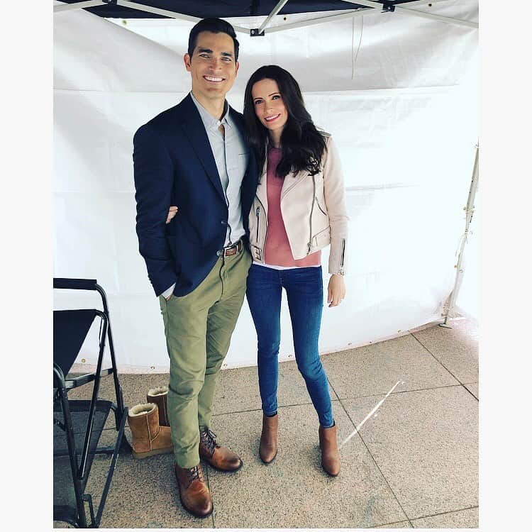 ビッツィー・トゥロックのインスタグラム：「#TBT to our first day of filming as Lois and Clark on #CrisisonInfiniteEarths last week. This crossover schedule has been bananas but the final product is going to be epic 🥳」