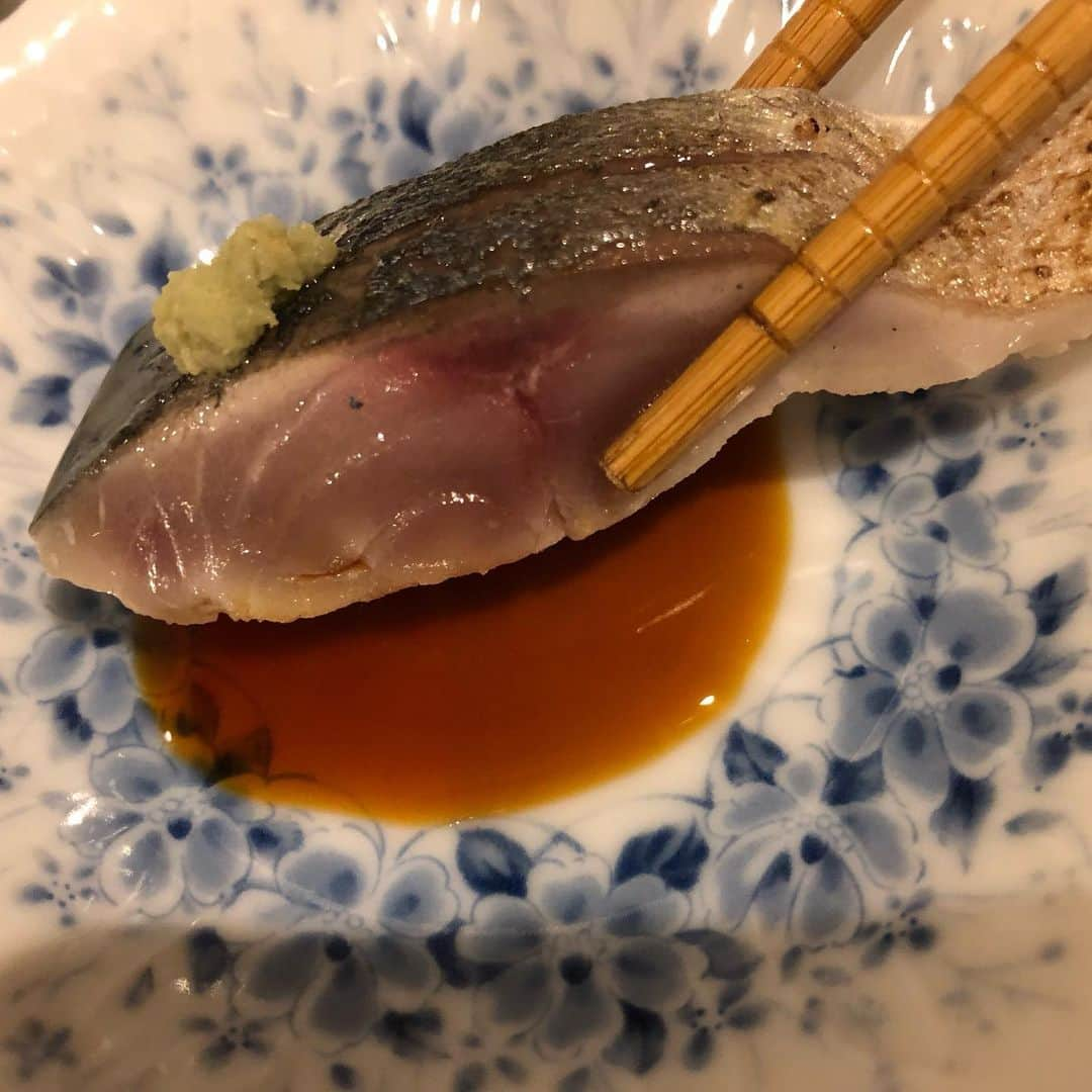 中村貴之さんのインスタグラム写真 - (中村貴之Instagram)「釣った鯖をシメサバ(炙り)にしてみました。めっちゃ太くて腹身がトロみたいになってて美味すぎました。 釣ってすぐに内臓を出したのでアニサキスは大丈夫でしょう。もしアニサキスにやられたらその時はどうか笑ってやって下さい。 #アニサキス #カヤックフィッシング」10月4日 1時19分 - taka_brew