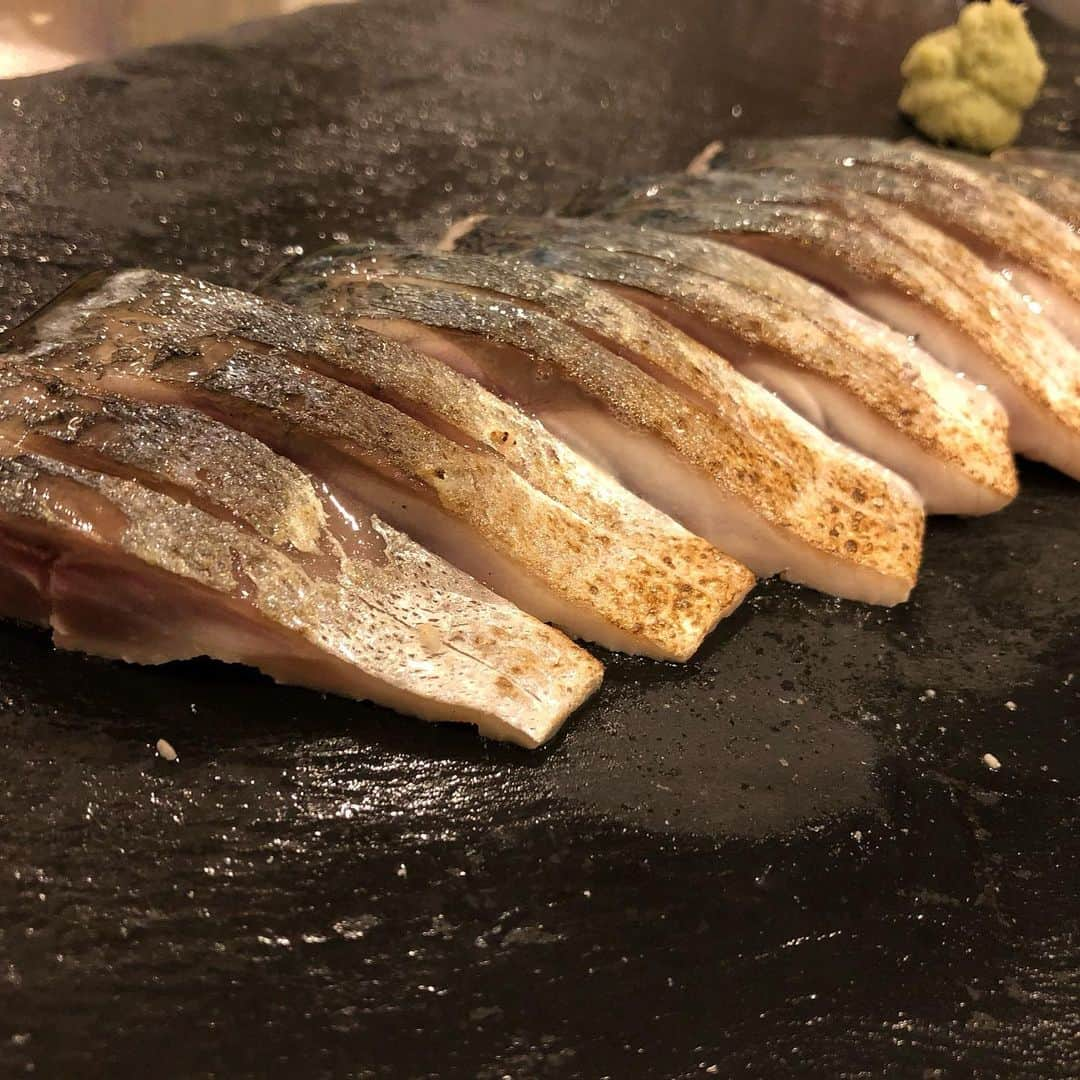 中村貴之さんのインスタグラム写真 - (中村貴之Instagram)「釣った鯖をシメサバ(炙り)にしてみました。めっちゃ太くて腹身がトロみたいになってて美味すぎました。 釣ってすぐに内臓を出したのでアニサキスは大丈夫でしょう。もしアニサキスにやられたらその時はどうか笑ってやって下さい。 #アニサキス #カヤックフィッシング」10月4日 1時19分 - taka_brew