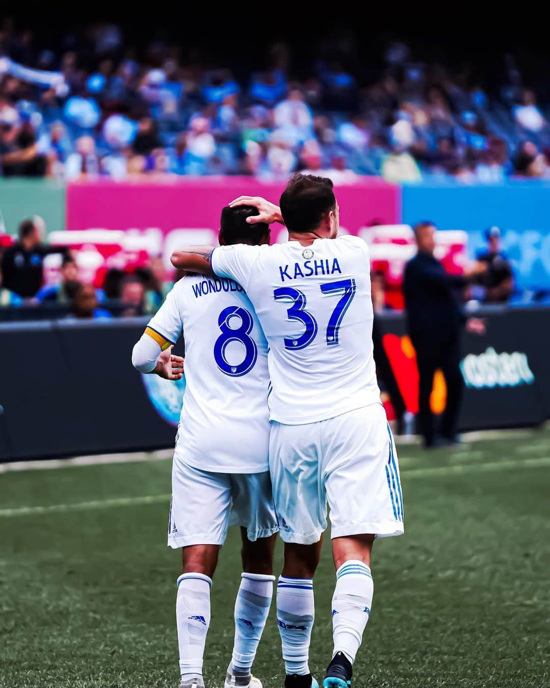グラム・カシアのインスタグラム：「Old dogs sticking together ! Crucial week! Vamos @sjearthquakes」