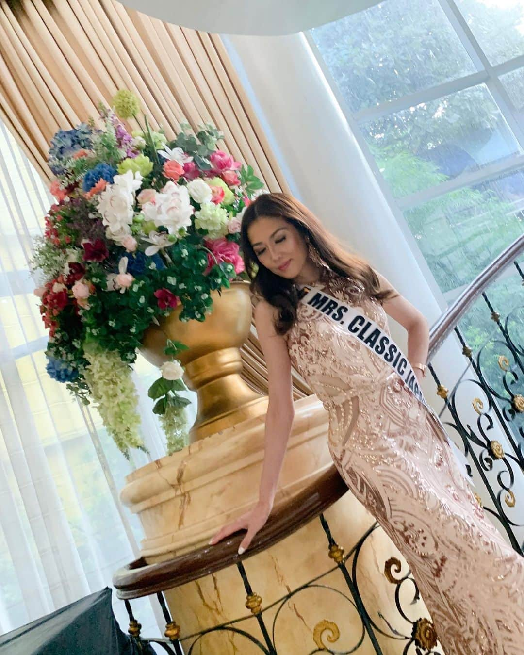 浅井香葉子さんのインスタグラム写真 - (浅井香葉子Instagram)「『Mrs Grand Universe 2019 世界大会』﻿ オープニングナンバーのドレスは﻿ IRIE Dress様(@irie_dress )よりご協賛頂きました✨﻿ ﻿ ボディラインが綺麗に出るシルエットと﻿ 光が当たってキラキラ輝く素材は﻿ 世界大会のメッセージ﻿ 「Stellar Beauty That Sparks Hope」に﻿ 相応しいドレスです✨﻿ ﻿ ﻿ オープニングのドレスが﻿ "ゴールド"という指定があったのは﻿ 日本を発つ数週間前でした﻿ ﻿ 実はこちらのドレス﻿ ゴールドの指定がある随分前から﻿ 「香葉子さんはこれが似合う✨」﻿ と選んで下さり決めていたドレスなんです✨﻿ ﻿ プログラム写真撮影の時に着ようかな﻿と思っていたので﻿ 「ゴールド」の指定があった時﻿ この輝くゴールドドレスが﻿ 必然のように感じられ﻿ 入江さんのドレス選びのパワーを感じました✨﻿ ﻿ いつも親身にドレスを探して下さり﻿ 有難うございました✨﻿ ﻿ IRIE Dress﻿ https://www.irie-dress.com/﻿ ﻿ ﻿ ﻿ #msgranduniverse ﻿ #mrsgranduniverse ﻿ #mrsclassicgrandunivers﻿ #ミセスグランドユニバース﻿ #ミセスコンテスト ﻿ #ミセスコンテスト日本代表 ﻿ #ミセスコンテスト世界大会 ﻿ #ミセスコンテスト対策 ﻿ #コンテストウォーキング﻿ #ミスコン ﻿ #ミスコン対策 ﻿ #社会貢献﻿ #ミセスグランドユニバース日本代表2019 ﻿ #浅井香葉子﻿ #ウォーキング講師浅井香葉子﻿ #ウォーキング講師 ﻿ #世界貢献﻿ #国際貢献 #ロングドレス  #ドレスレンタル  #ゴールドドレス  #dress」10月4日 1時24分 - asaikayoko