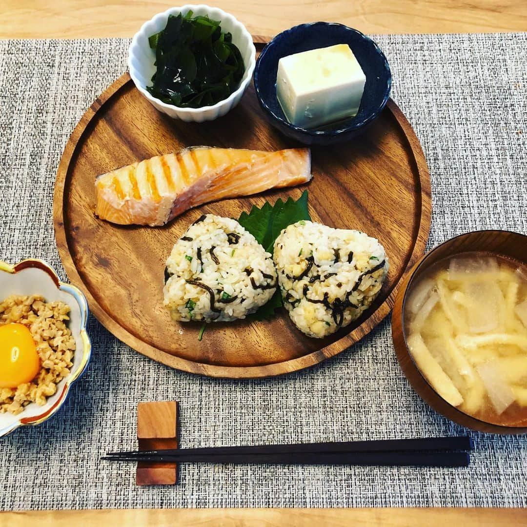 川田裕美さんのインスタグラム写真 - (川田裕美Instagram)「ダウンタウンDXでご紹介した朝ごはん😋 コンビニの「悪魔のおにぎり」風🍙✨ めんつゆ・ごま・ネギ・塩昆布・天かす・ご飯を混ぜるだけ〜。絶対失敗しないし、止まらない美味しさ✨😆 #朝ごはん#おにぎり」10月4日 1時58分 - hiromikawata163