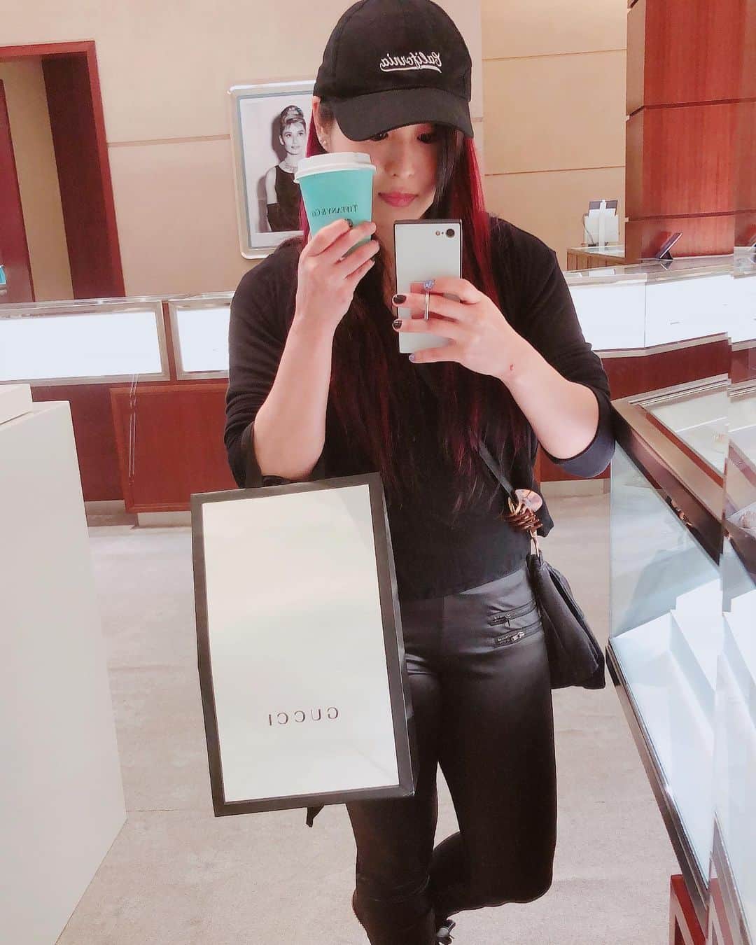 のインスタグラム：「I 🖤 shopping。  #tiffany #gucci」
