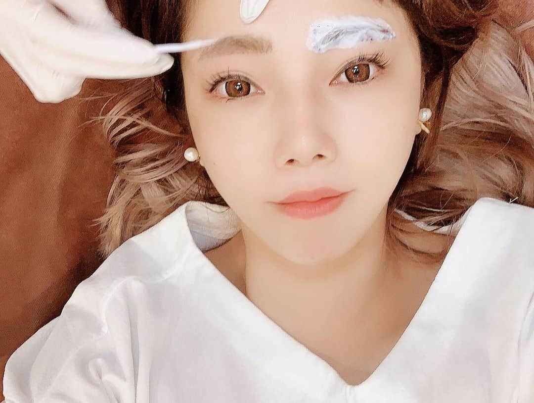 住谷杏奈さんのインスタグラム写真 - (住谷杏奈Instagram)「･ 先日、@medicalbrows で 3回目の眉毛アートメイクをお願いしました☺️ ･ もちろんクリニックでのアートメイクなので、 麻酔クリームを塗ってくれる所も嬉しいです🥺 痛がりの私ですが全く痛くないよ🥺 ･ 今回も並行の太眉でデザインしていただきました☺️ 眉毛のアートメイクは @medicalbrows_nakatani を いつも指名させていただいています🙋‍♀️ ･ センス抜群で腕もいい💪 いつもありがとうございます🙇‍♀️ ･ ･ #アートメイク#メディカルブロー#眉毛 #medicalbrows#medicalbrows_nakatani #selfie#me」10月4日 2時34分 - annasumitani