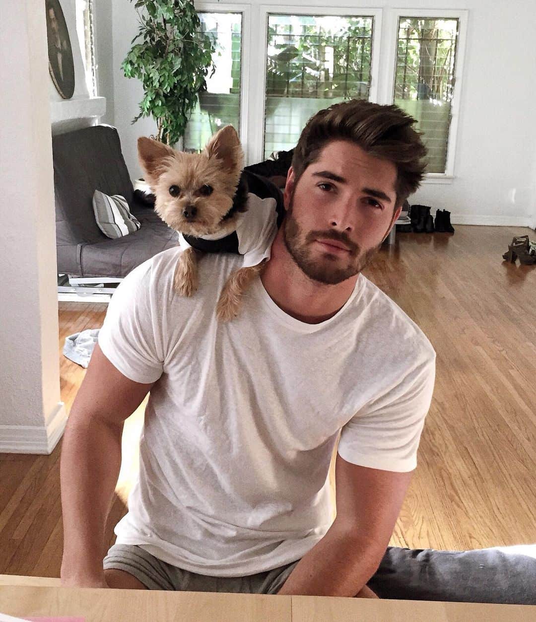 のインスタグラム：「This Photo was taken the first day I moved to LA almost 5 years ago, couldn’t imagine what my life would be like if I didn’t take that risk.  Crazy to think Chase and Keeva didn’t even exist here...」