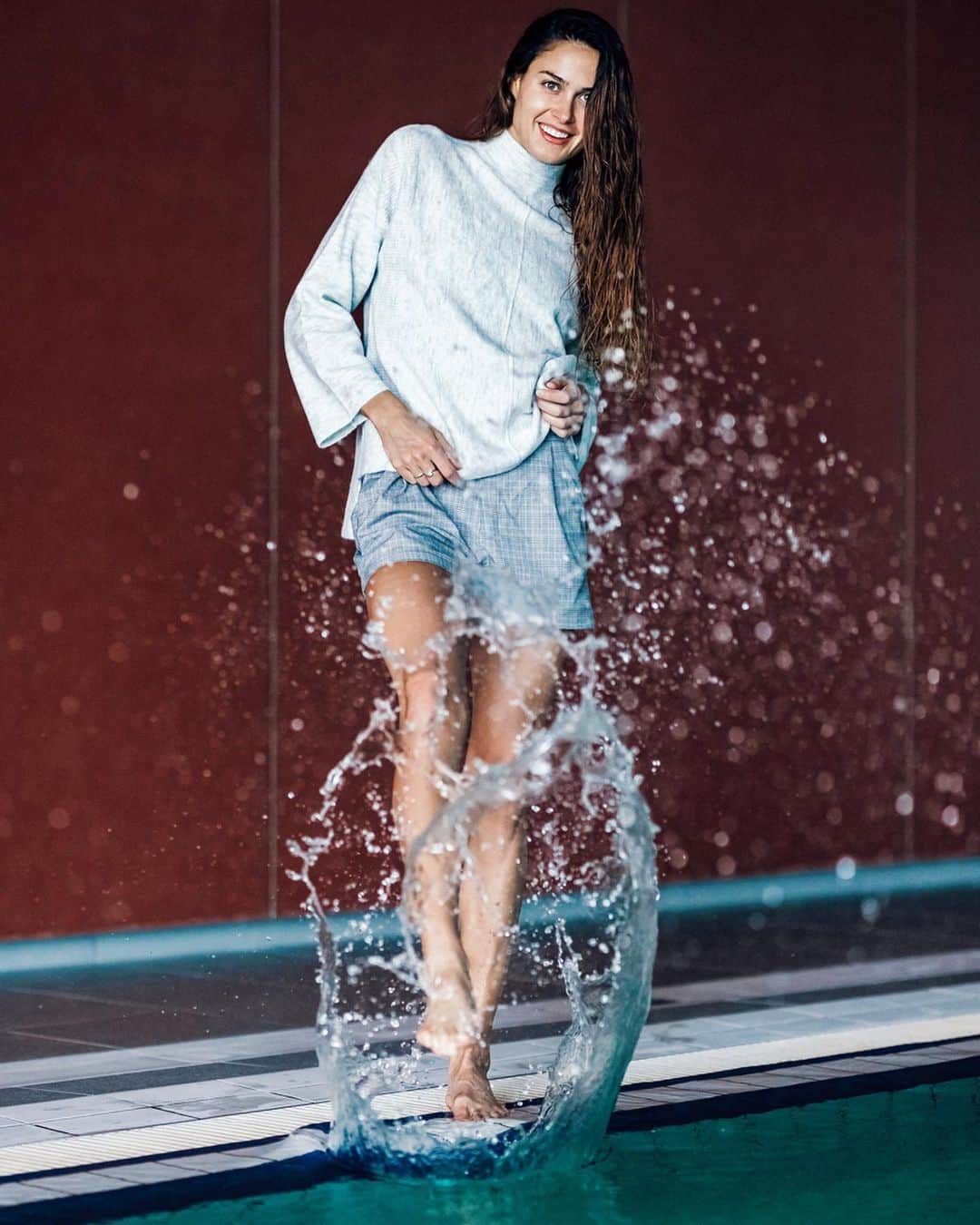 ズザンナ・ヤカボスさんのインスタグラム写真 - (ズザンナ・ヤカボスInstagram)「Splash 💦💦 . . . #gastories #gasjeans #pool #pooldeck #swimmingpool #aqua #splash #water #sweater #sweaterweather #autumn」10月4日 3時59分 - zsuzsubell