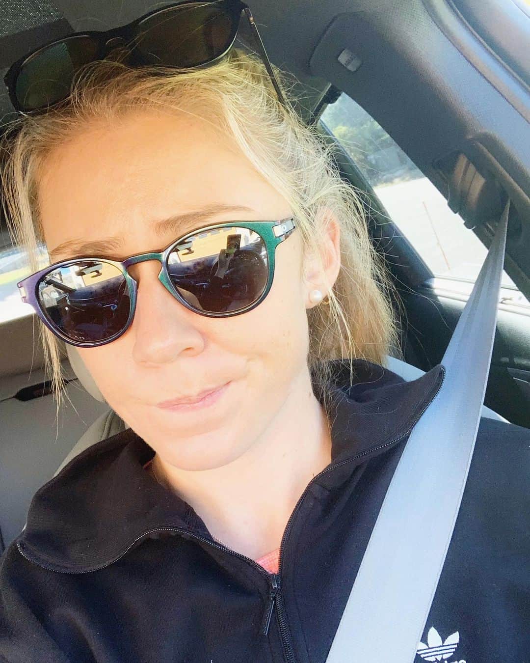 ミカエラ・シフリンのインスタグラム：「One of those *forget your sunglasses on your head, go put on another pair* kind of days #flustered #oakleylatch」