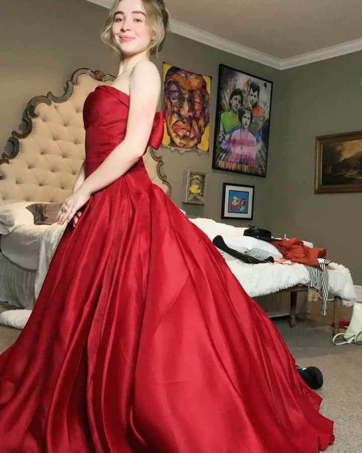 サブリナ・カーペンターのインスタグラム：「the one where we all try on joeys emmy dress」