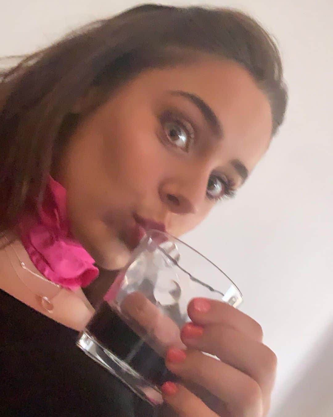 キャサリン・ライオンズのインスタグラム：「Grape juice and a night of fun #Reminising」