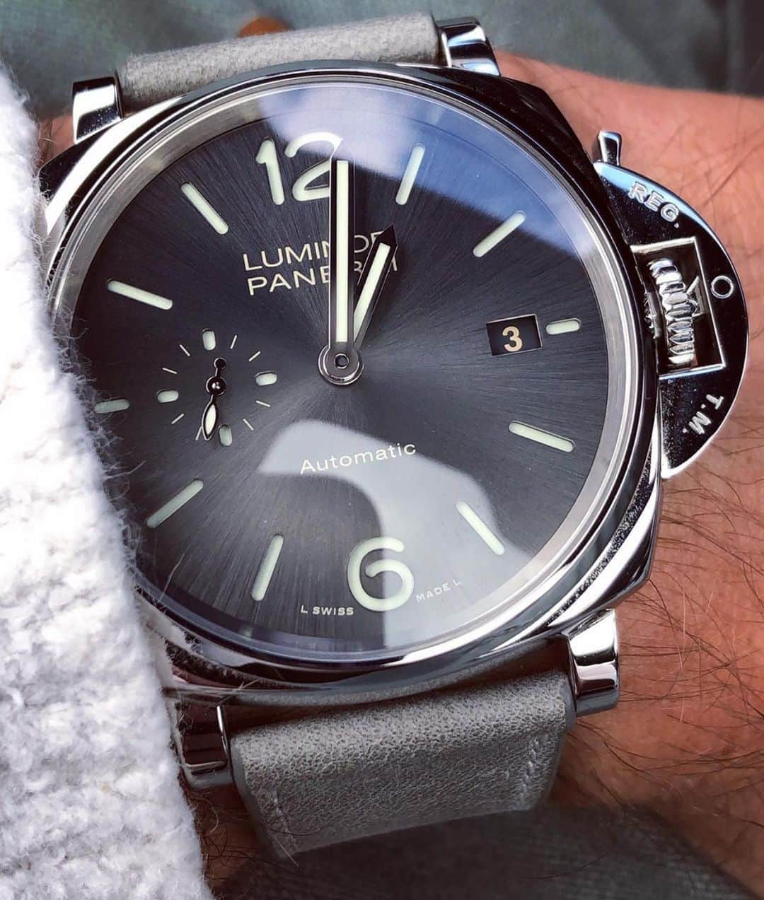 パネライのインスタグラム：「I love the anthracite sunburst dial on the #Panerai #PAM904 42mm Luminor Due. What do you think? #paneraicentral pic by @watchyoda」