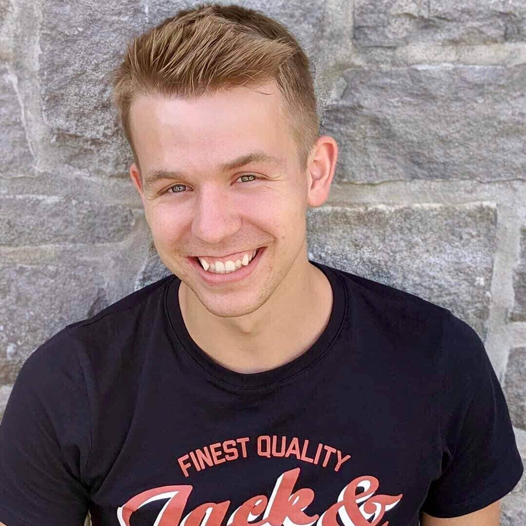 Mathieu Ostiguyのインスタグラム：「P'tit sourire parce que le hockey recommence ce soir mes p'tits chums!」