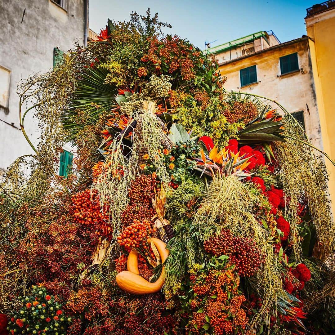 東信さんのインスタグラム写真 - (東信Instagram)「Botanical Sculpture in Sanremo  Date: October 3 Thursday, 2019 Location: Piazza Sansiro  43.816754,7.773636 *Please insert this numbers to your Google map.  @azumamakoto @amkk_project @shiinokishunsuke  #azumamakoto #makotoazuma #shiinokishunsuke #amkk #amkkproject #flowers #flowerart #botanicalsculpture #東信 #東信花樹研究所 #itaria #sanremo」10月4日 16時02分 - azumamakoto