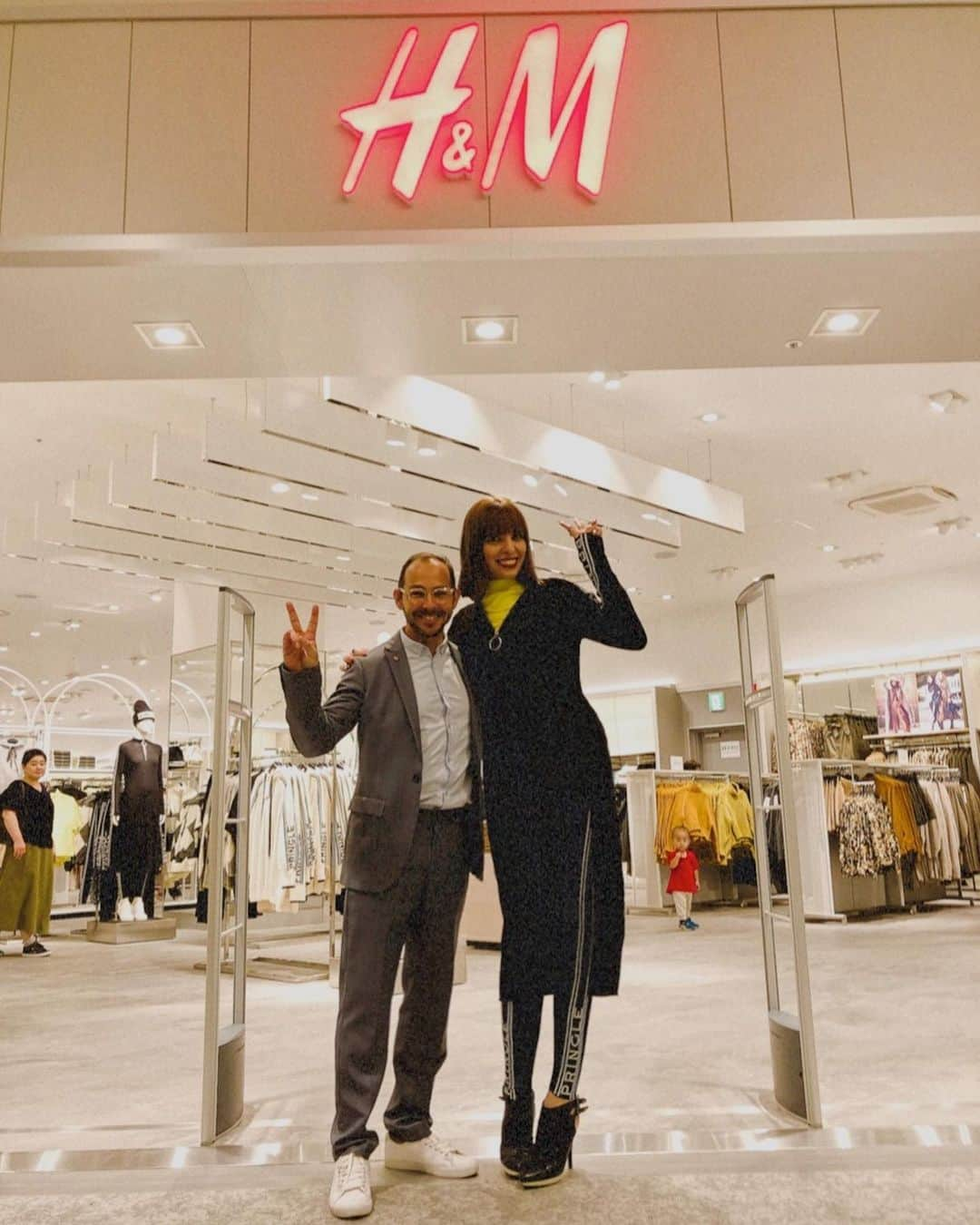 IVANさんのインスタグラム写真 - (IVANInstagram)「* *🎉🎊✂️🎀✨💕 ribbon-cutting ceremony✨ @hm japan  #hm#japan#numazu#thx #ららぽーと沼津 #hm沼津店 #オープニングテープカット #まさかの #400人越え #本当にありがとうございました♡ #hm社長のルーカス #沼津のhm仲間達 #天井が低いのか私が高いのか😂 #ヒールが高すぎたか👠笑」10月4日 16時03分 - fresanaca