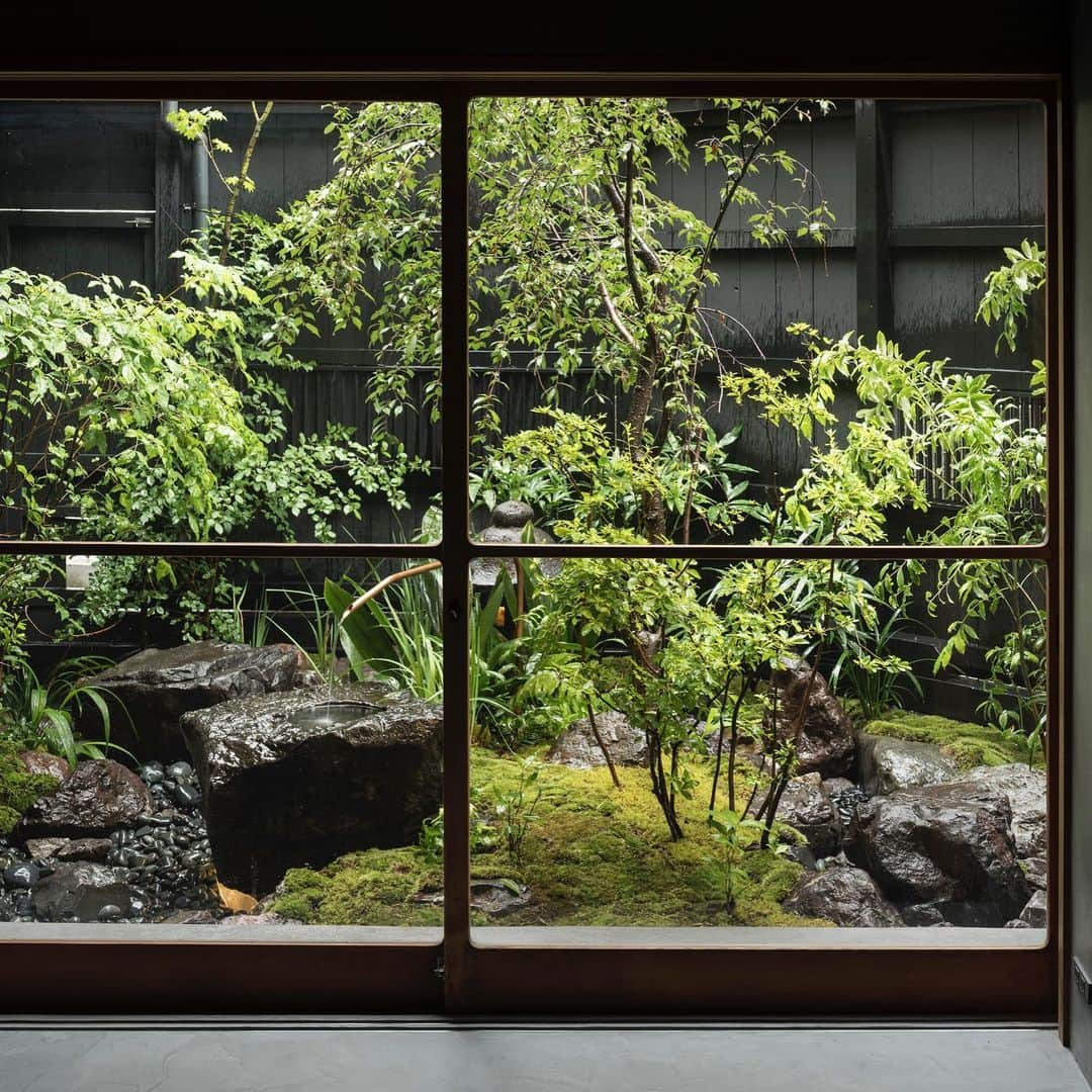 野村訓市さんのインスタグラム写真 - (野村訓市Instagram)「We designed one room hotel in old neighborhood called Kagurazaka in Shinjuku Tokyo. Trunk House. With Little garden and big Hinoki bathtub for 4 person with magic mirror😉 and 100% sound proof smallest disco/karaoke built in. @trunkhousekagurazaka 神楽坂に一部屋貸切スタイルのホテル、トランクハウスをデザインしました。東京に住む人が遊びたい場所なら外人の友達ご来ても楽しい筈だということで、人目につかない出入り口、備付けのディスコ、デカい風呂にはマジックミラー、心落ち着く庭に囲炉裏。しっぽりとか仲間を集めて宴か、東京を遊びましょう。#tripster #trunkhouse」10月4日 14時29分 - kunichi_nomura