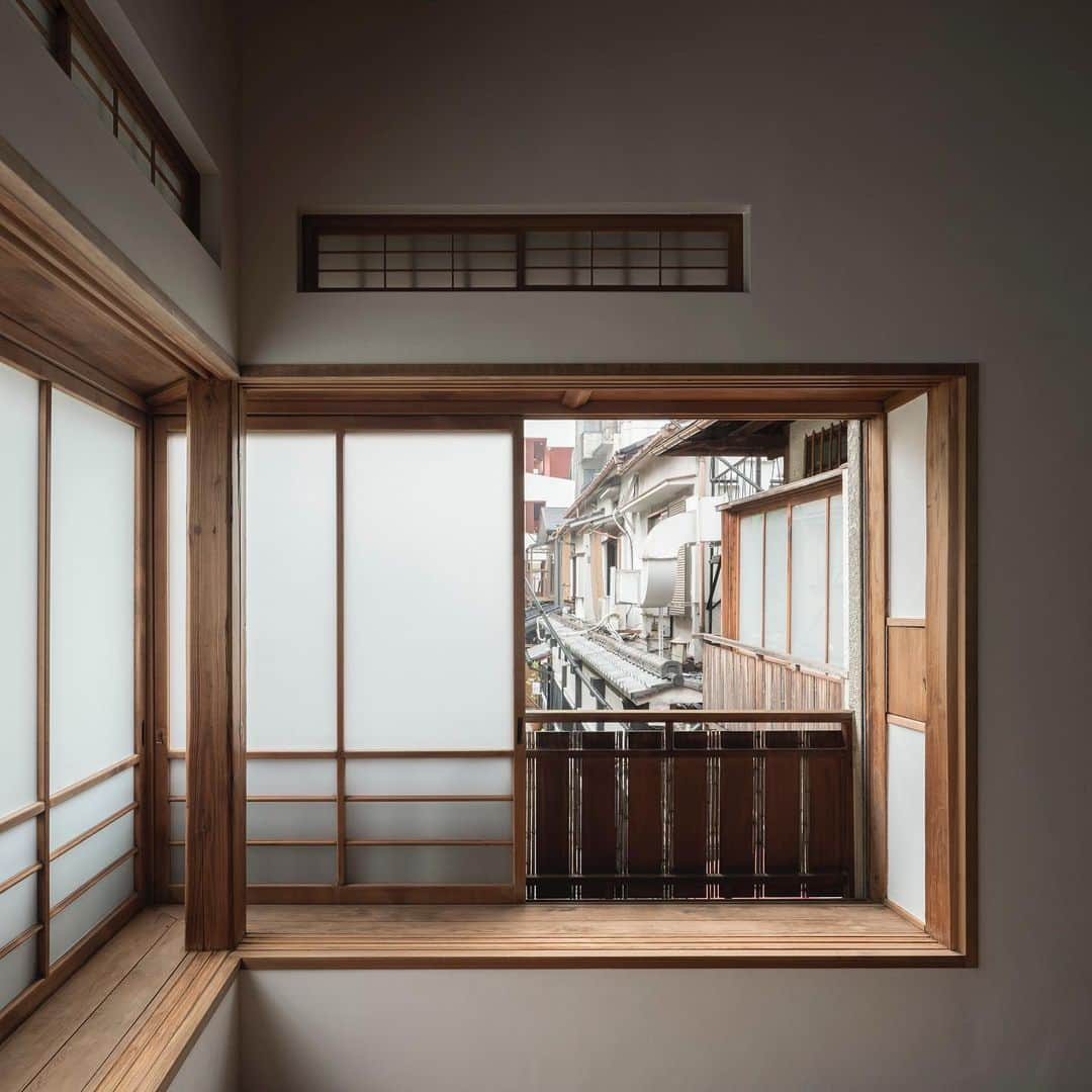 野村訓市さんのインスタグラム写真 - (野村訓市Instagram)「We designed one room hotel in old neighborhood called Kagurazaka in Shinjuku Tokyo. Trunk House. With Little garden and big Hinoki bathtub for 4 person with magic mirror😉 and 100% sound proof smallest disco/karaoke built in. @trunkhousekagurazaka 神楽坂に一部屋貸切スタイルのホテル、トランクハウスをデザインしました。東京に住む人が遊びたい場所なら外人の友達ご来ても楽しい筈だということで、人目につかない出入り口、備付けのディスコ、デカい風呂にはマジックミラー、心落ち着く庭に囲炉裏。しっぽりとか仲間を集めて宴か、東京を遊びましょう。#tripster #trunkhouse」10月4日 14時29分 - kunichi_nomura