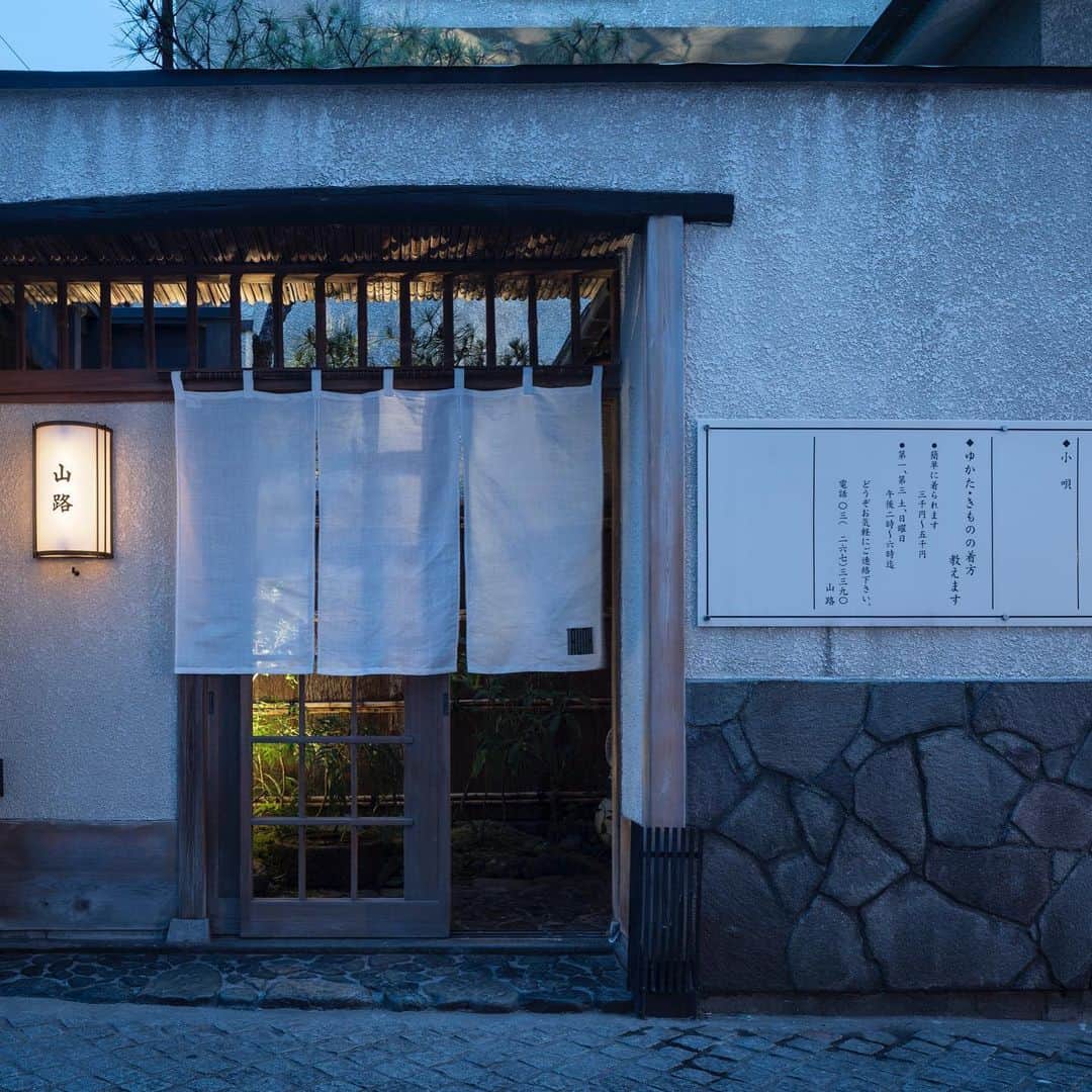 野村訓市さんのインスタグラム写真 - (野村訓市Instagram)「We designed one room hotel in old neighborhood called Kagurazaka in Shinjuku Tokyo. Trunk House. With Little garden and big Hinoki bathtub for 4 person with magic mirror😉 and 100% sound proof smallest disco/karaoke built in. @trunkhousekagurazaka 神楽坂に一部屋貸切スタイルのホテル、トランクハウスをデザインしました。東京に住む人が遊びたい場所なら外人の友達ご来ても楽しい筈だということで、人目につかない出入り口、備付けのディスコ、デカい風呂にはマジックミラー、心落ち着く庭に囲炉裏。しっぽりとか仲間を集めて宴か、東京を遊びましょう。#tripster #trunkhouse」10月4日 14時29分 - kunichi_nomura
