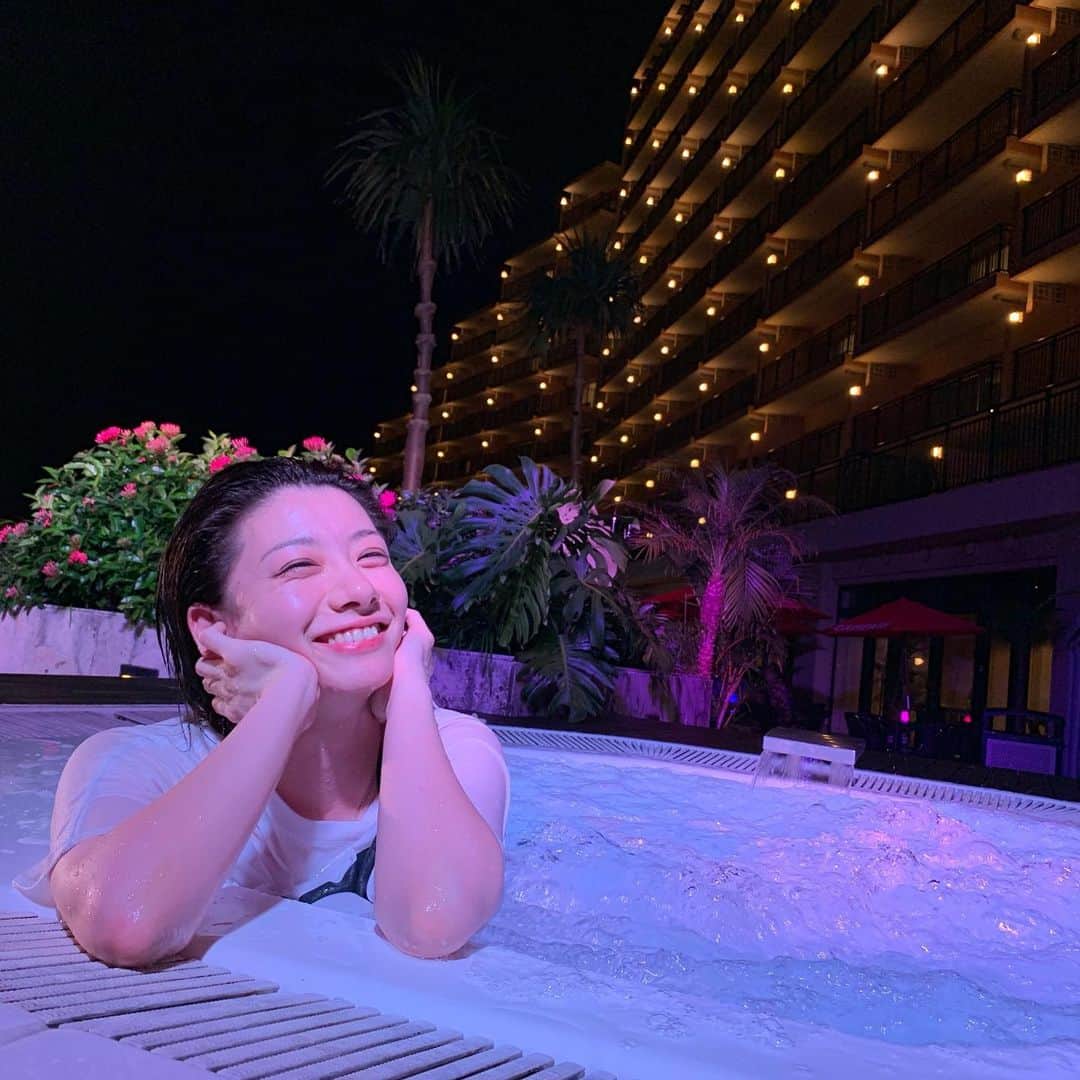 岩村菜々美さんのインスタグラム写真 - (岩村菜々美Instagram)「#沖縄 の想い出  最後かな！ 「絶対にプール付きのホテルだよねー！！」 って希望でプールとジャグジー付きのホテルにしました!! 沖縄の #リゾートホテル #最高すぎかよ もう2ヶ月前 #やば #懐かしすぎる  #沖縄行きたい プールはガチ泳ぎの顔までつけるタイプです。 #水着 はさすがに放送事故なので上からTシャツ着てます。 #時が経つのは早すぎる もう10月とか、無理 9月何してたん？ #プール #ジャグジー #旅行 #trip #okinawa #summer #memories」10月4日 14時31分 - nanami1120