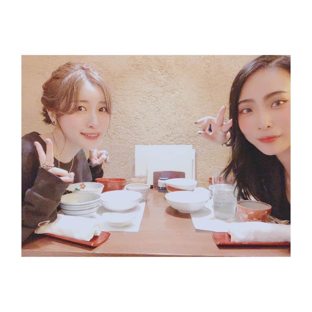 吉田菫さんのインスタグラム写真 - (吉田菫Instagram)「. BAND-MAIDのSAIKIちゃんとご飯〜🖤同じ事務所だけど初めてご飯いけたぁぁぁ超好きなタイプ、、、。 アメリカ帰りで和食食べれてよかったね♡お土産もありがとう🥰 .」10月4日 14時31分 - sumiredooon1228