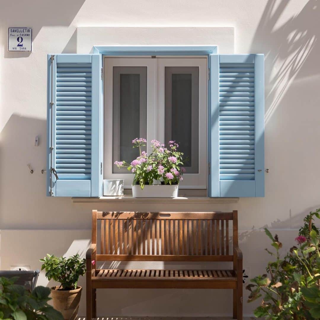 フィガロジャポンさんのインスタグラム写真 - (フィガロジャポンInstagram)「真っ白な壁に鮮やかな草花。南イタリアのエントランスは、どこもかしこも可愛い！ 田舎の村に行けば行くほど、ドアの代わりに簾を使っている家が増えます。この簾も、家ごとに個性があって素敵でした。(編集TAO)  photos: @paris_sanpo  #イタリア #イタリア旅 #figarojapon #figaro #フィガロ #しあわせになるイタリア旅」10月4日 14時42分 - madamefigarojapon