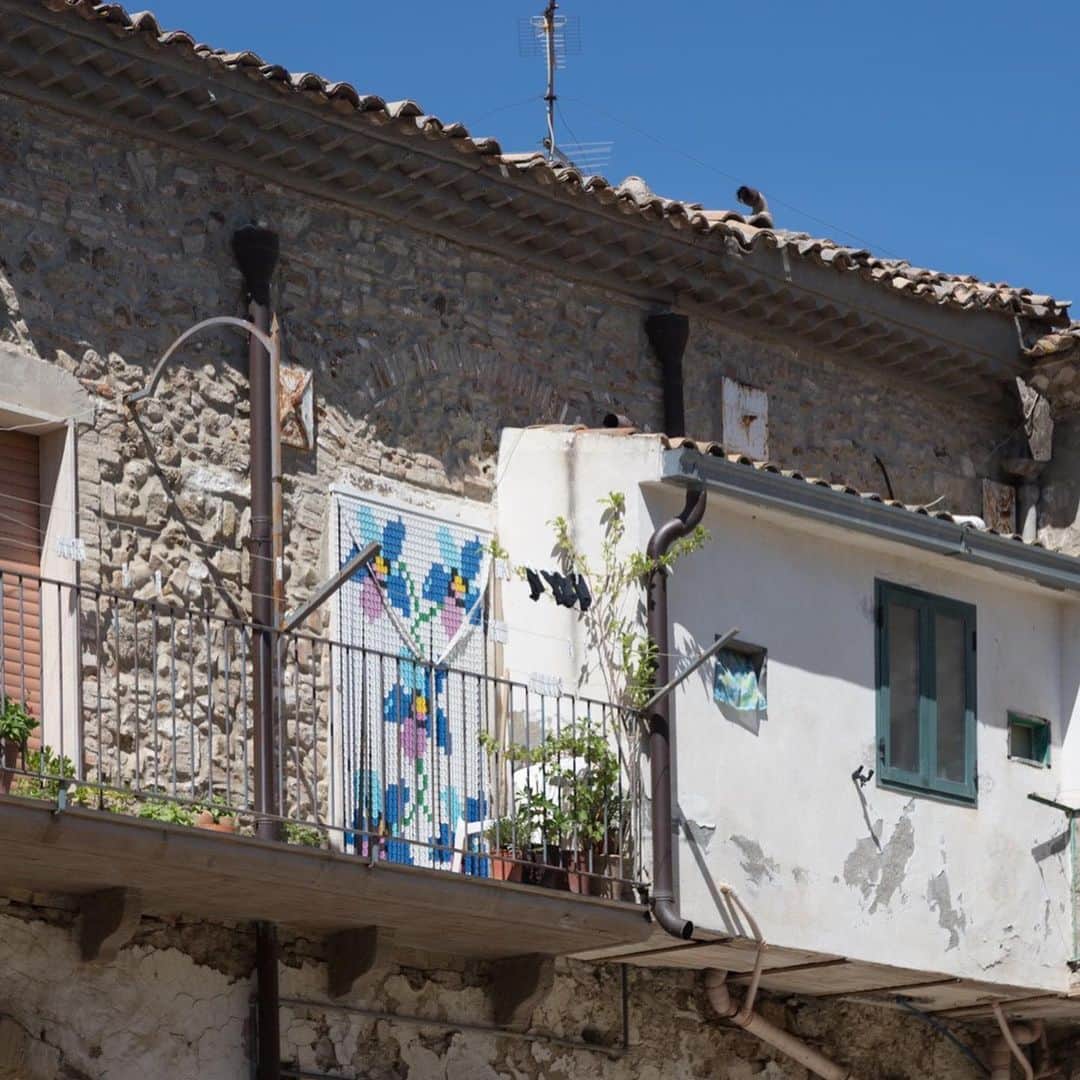 フィガロジャポンさんのインスタグラム写真 - (フィガロジャポンInstagram)「真っ白な壁に鮮やかな草花。南イタリアのエントランスは、どこもかしこも可愛い！ 田舎の村に行けば行くほど、ドアの代わりに簾を使っている家が増えます。この簾も、家ごとに個性があって素敵でした。(編集TAO)  photos: @paris_sanpo  #イタリア #イタリア旅 #figarojapon #figaro #フィガロ #しあわせになるイタリア旅」10月4日 14時42分 - madamefigarojapon