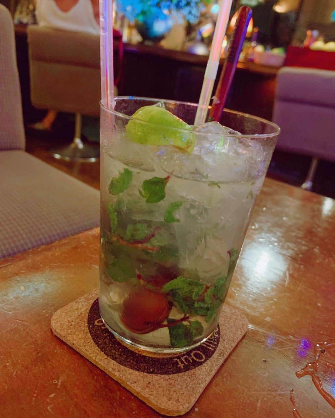 あびる優さんのインスタグラム写真 - (あびる優Instagram)「先日、とても素敵なバーに☺️🍸 希望したお酒をベースにそれぞれのイメージに合ったカクテルを作って頂いたのですが、、味もグラスも様々で、、👏✨大人時間でした😌🍀 店主のこだわりが詰まった落ち着いた雰囲気の素敵なお店でした🥰 、、私のグラス大きかった😂🍯 #restaurant#bar#cocktails#バー#カクテル#おしゃれ#美味#素敵#大人時間」10月4日 14時53分 - yuabiru74