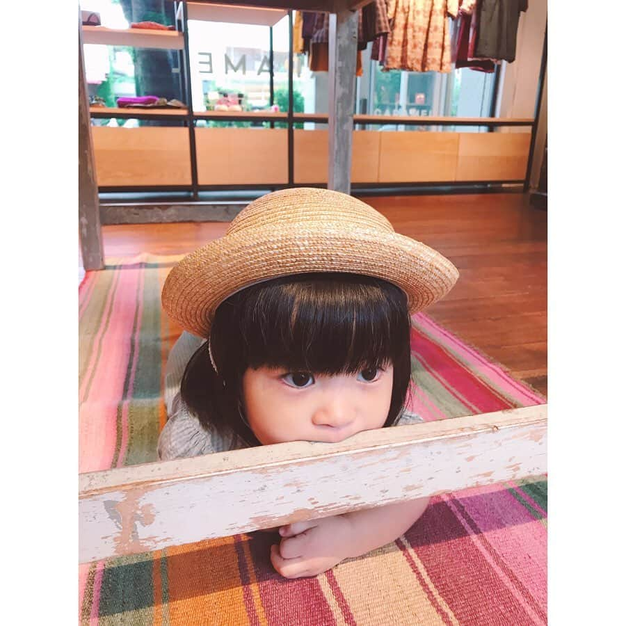 板橋よしえさんのインスタグラム写真 - (板橋よしえInstagram)「2歳10ヶ月になった娘🧒🏻 たくさん話せるようになってきて、毎日言い間違いがたくさん！ ・ ・電車ごっこをしているとき「ごじょうはありがとうございます」（ご乗車と言っているつもり）と言っている ・とうとう女の子戦士ものに興味を持ち始めた娘。 『ひみつ×戦士ファントミラージュ！』を真似して、星のスティックを持って、星柄のブランケットをマントみたいにして「ファントミラード、はくび！」（本当は、ファントミラージュ、ココミ）と言ってポーズをとる ・「パンピースかわいいでしょー？」 （ワンピースのことを言っている） ・全然のことを「じぇんじぇん」と言う ・少々お待ちくださいのことを「そろそろお待ちくださーい」と言う ・お気に入りのことを「大きいのがいいのー！」と言う ・ミュージック！スタート！のことを 「みくじ！スタート！」と言う ・寝言を言うように！ どんな夢をみているのかなあ～🐑💤 （このあいだは大きな声で「ファントミラード、はくび！」と言っていた･･･夢の中まで･･･笑） ・腰が痛くて、旦那にトントンたたいてもらっていたら、ママがいじめられていると思ったのか「パパ！いたいよ！やめて！」と言ってきた😂 ・「はらぺこあおむし読んでー！歌ってー！」と絵本を持ってきた娘。 はらぺこあおむしの歌があるのを知らなかったので「ママお歌、歌えないの」と言って、そのときは普通に絵本を読んであげて、後日YouTubeを見て練習して歌えるようになったので、またはらぺこあおむしの絵本を持ってきたときに歌ったら「ママ歌えないでしょ！お話してー！」と娘。 気にせずに歌っていたら、横にいた娘がわたしの真正面に来て「ママ、聞いてる？」って😂･･･せっかく歌を覚えたのに、普通に読みました😭 ・自分でお味噌汁をこぼさずに飲めたら「ばっちりー！最高！」と言っていた ・いつもお風呂に入る前に、娘の準備をするのですが、ある日、お風呂に入る前に「〇〇（自分の名前）じゅんびするー！」と言ってパジャマとボディクリームと歯磨きセットを自分で準備してくれました👏✨ ・保育園で塗り絵をすると、家に持って帰ってきてママやパパに「はい！お手紙！」と言って渡してくれる ・乗り物にのったときなど「やっほー！」と言うようになった ・ある日、体調が優れなくてベッドルームで横になっていたら娘がやってきて ママと遊びたかったのにママがぐったりしている様子をみて、厳しめの口調で「しっかりしなさい！」と娘。 しっかりしなさいなんてママもパパも言わないので、びっくりして「なんでママにそういうこというの？ママ悲しいな」と言うと、今度は優しい口調で「おこらないでね♡ぎゅー！」と言ってぎゅーしてきた･･･ ・パパのパソコンいじっていて「数字がでてきたー！」と娘。最近"数字"という言葉を覚えたのと、数字の"2"を見てそれが"2"であることを認識できるようになりました ・自分の顔の前で手を振って「いえいえ！」と言った😳その仕草、どこで覚えたんだろう･･･🤔 ・ポーチにおもちゃの野菜とかを入れていた娘。 娘に「メイクしてあげるー」とそのポーチの中の野菜でメイクごっこしたら「それ、にんじん🥕でしょ～！」と大爆笑していた ・保育園に行くときに「ママお仕事いってらっしゃい！ママお仕事がんばってね。ママ転ばないでね」と娘。 仕事から帰ってくると「おかえり～」「ママお仕事がんばった？ママ転んでない？」と聞いてきます😂 ･･･転ぶってなんだろう･･･ ・姫ブームが来ている娘。 シンデレラや人魚姫、不思議の国のアリスが大好き。 お姫様の指輪を大事にしていて、毎日保育園に行く前も帰ってきた後も指にしているのと、お風呂のときも、ねんねのときも片時も離しません👸💍 ・ある日、保育園にお迎えに行ったら、娘がお友達と4人でテーブルに座っておままごとごっこをしていました。 娘がみんなにごはんを作って、お友達が食べる真似をして「もう食べちゃった！」「おかわりしますかー？」と楽しそうにやりとりをしている姿をみて、かわいい子供たちの世界に、微笑ましくなりました☺️ ・保育園で、女の子同士でケンカがはじまると、娘が「大丈夫？」と言って仲裁に入っているらしいです ・朝『スッキリ』が始まると「あ！はるなちゃんみーつけた！」と言う ・日傘をさして歩いている女性を指さして「雨ふってないのに傘さしてる！おかしいよねー」と娘😨💦 日傘の存在を説明したあくる日、雨が降っていないのに「傘持っていくー！」「おねえさんみたいに傘さすのー！」と娘。日傘みたいに傘をさしたかったのかな☂️ #2歳 #2歳10ヶ月 #娘の成長記録✏️_yoshie」10月4日 14時46分 - candy_yoshie